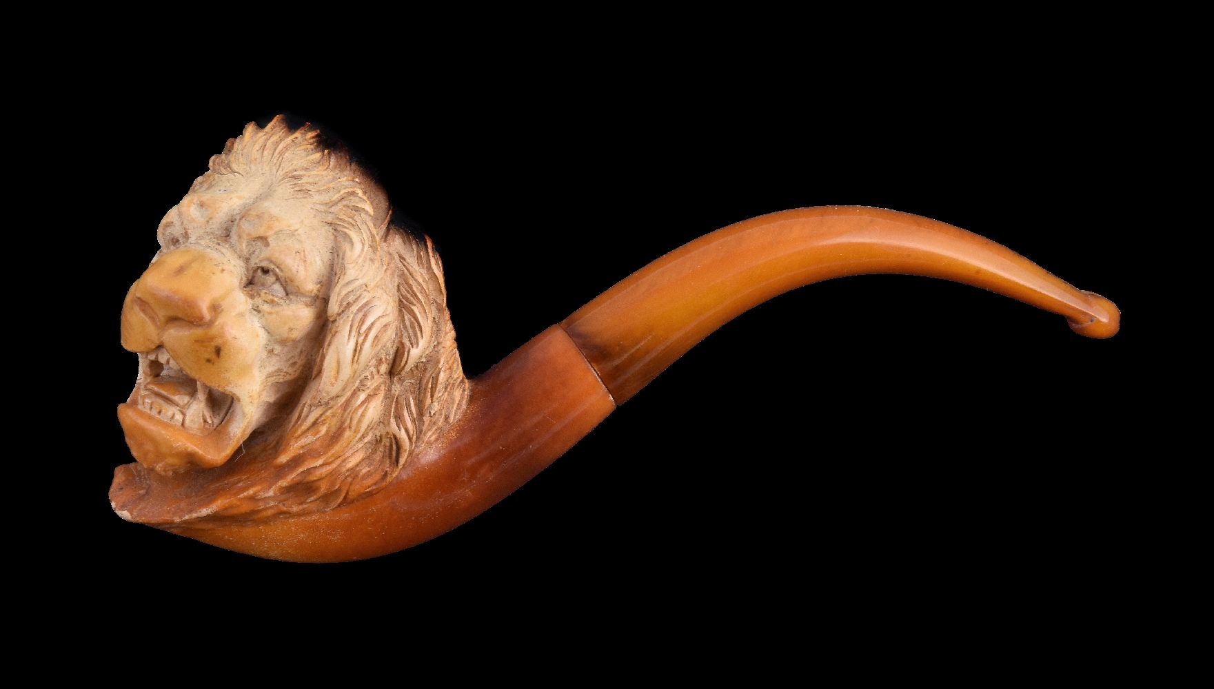 A meerschaum pipe, 20th century, carved as a lion's head, with an amber mouthpiece, 14cm (5 1/2in)