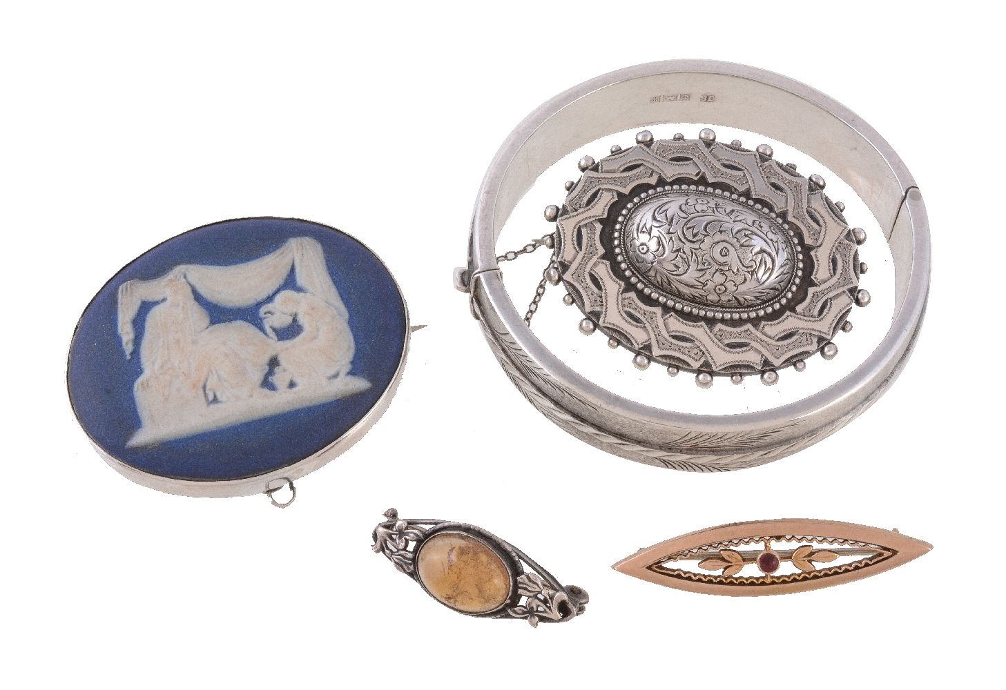 A Victorian silver brooch, the oval brooch with engraved foliate decoration, the reverse with a