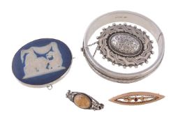 A Victorian silver brooch, the oval brooch with engraved foliate decoration, the reverse with a