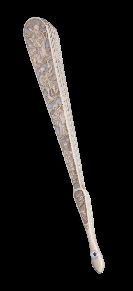 ϒ A Chinese export ivory brisé fan, Canton mid 19th century, the guards each carved with four - Image 3 of 3
