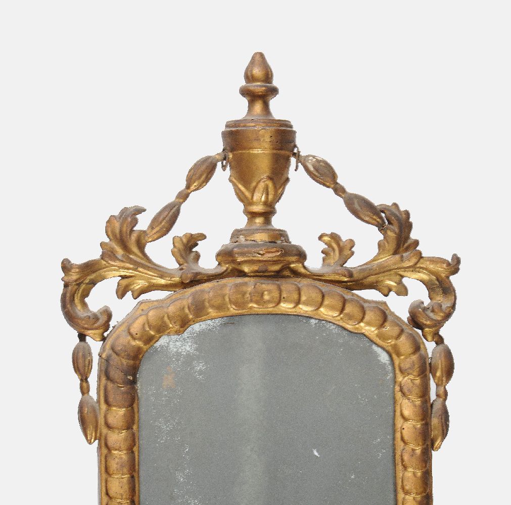 A pair of Continental carved giltwood wall mirrors - Image 4 of 7