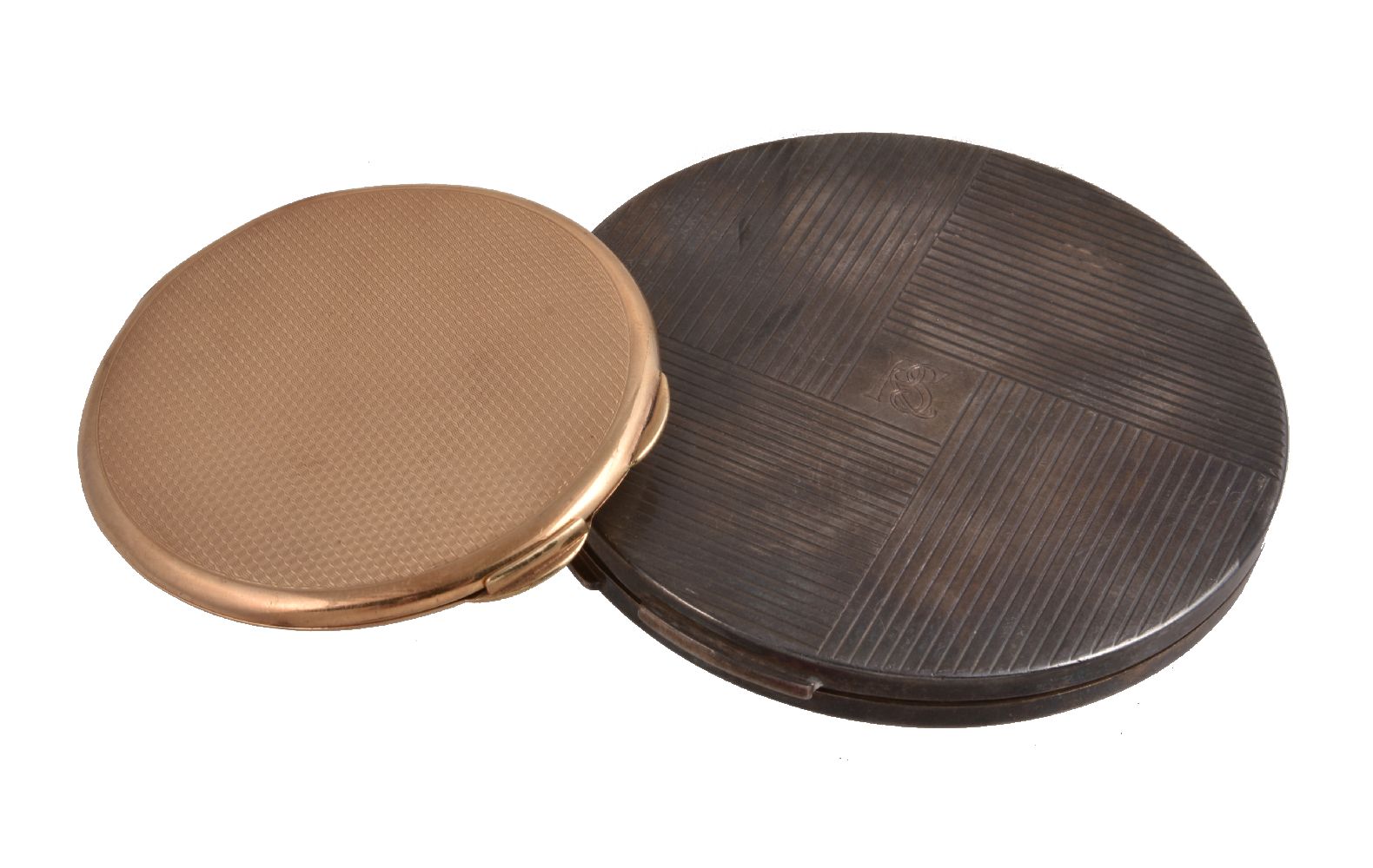 A 9 carat gold circular powder compact by Goldsmiths & Silversmiths Co.