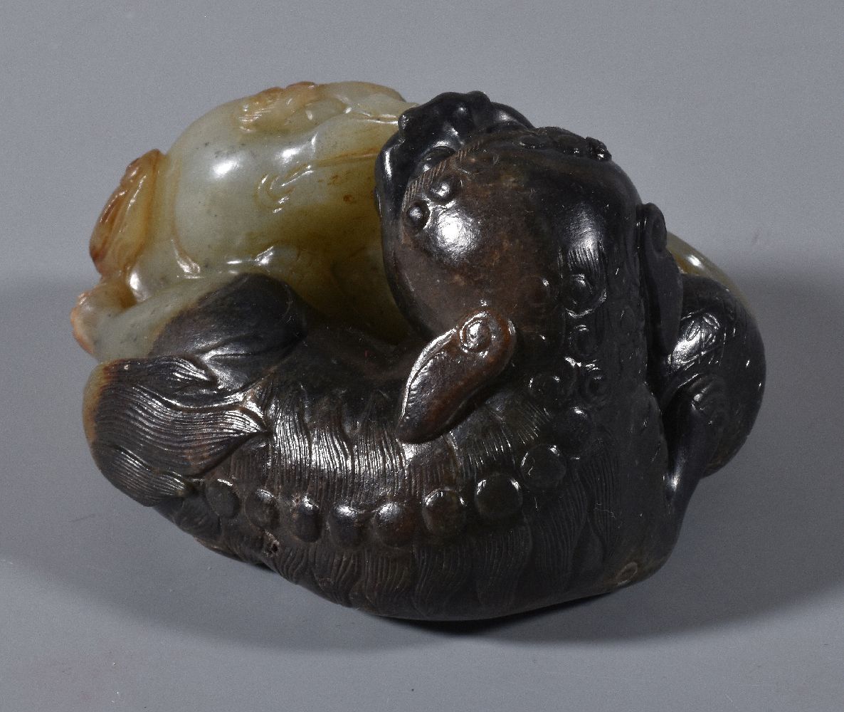 A Chinese celadon and black jade &#8216;twin Buddhist lions&#8217; group - Image 2 of 4