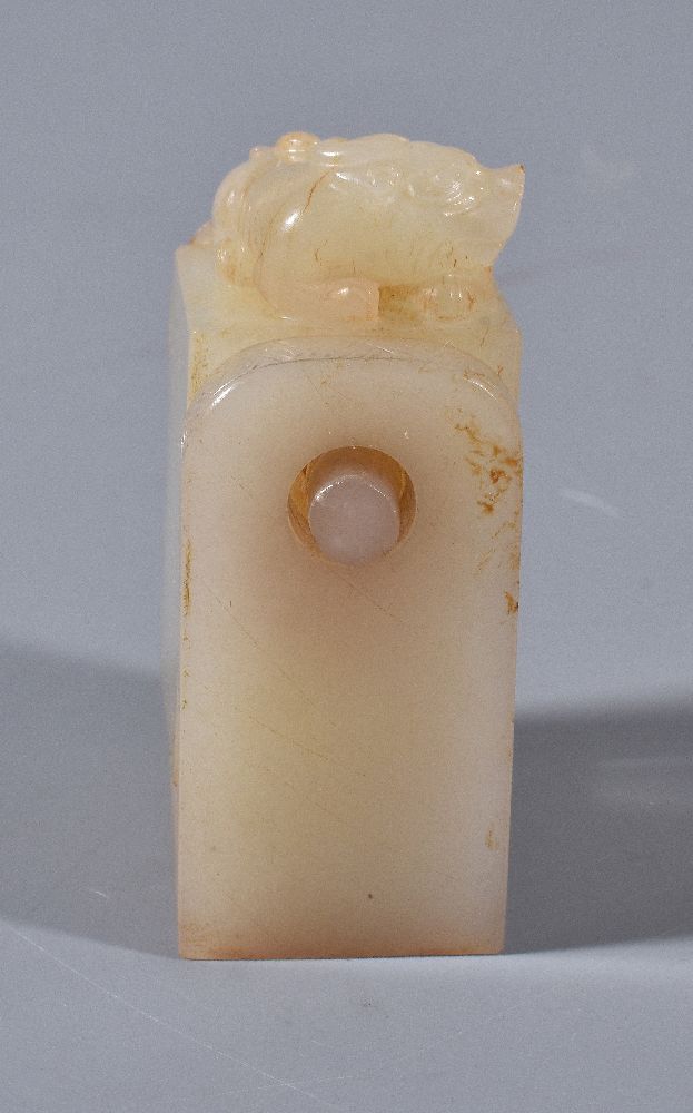 An usual Chinese white jade swivel seal - Image 2 of 5