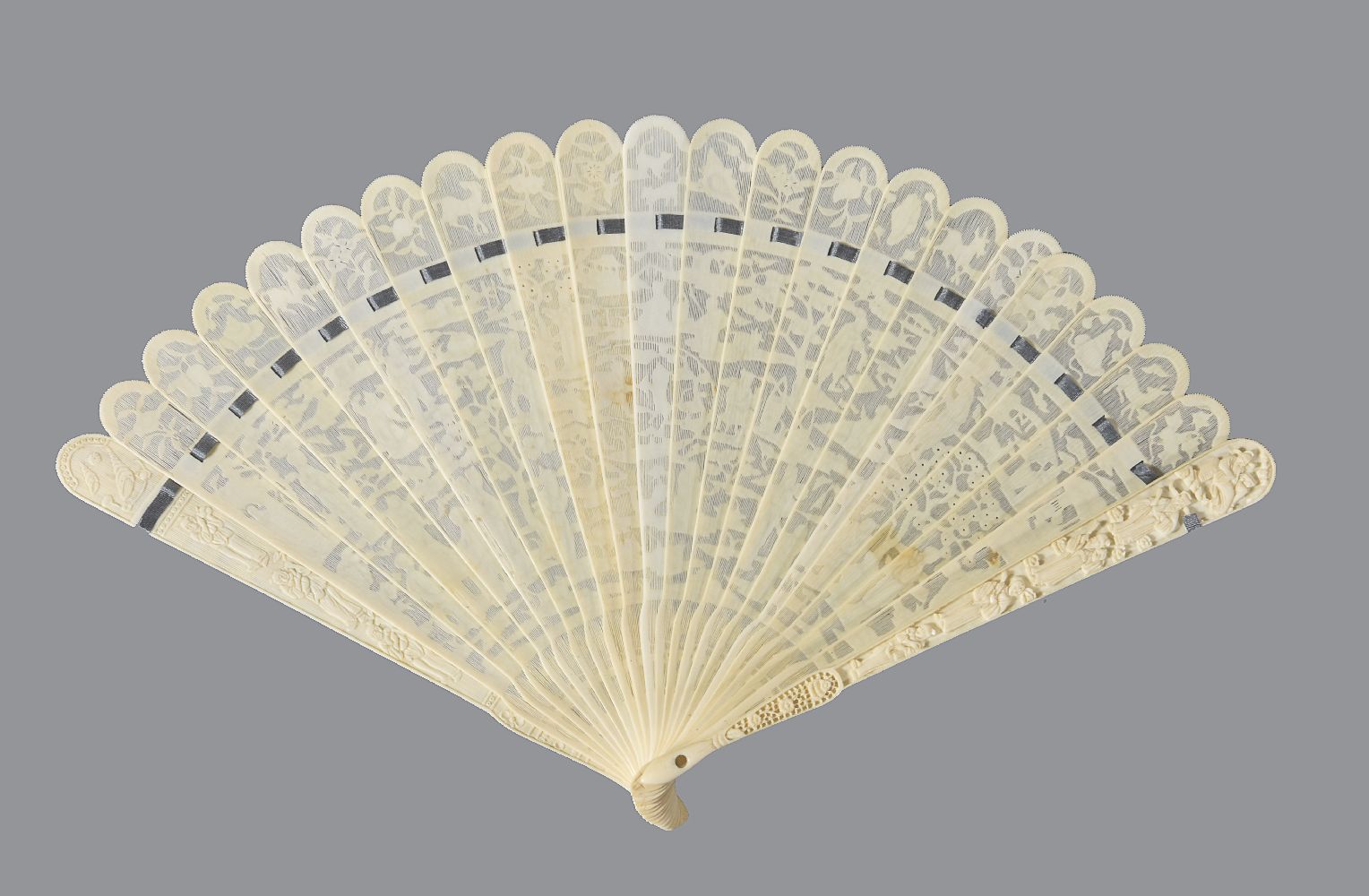 ϒ A Chinese ivory brise fan - Image 3 of 4