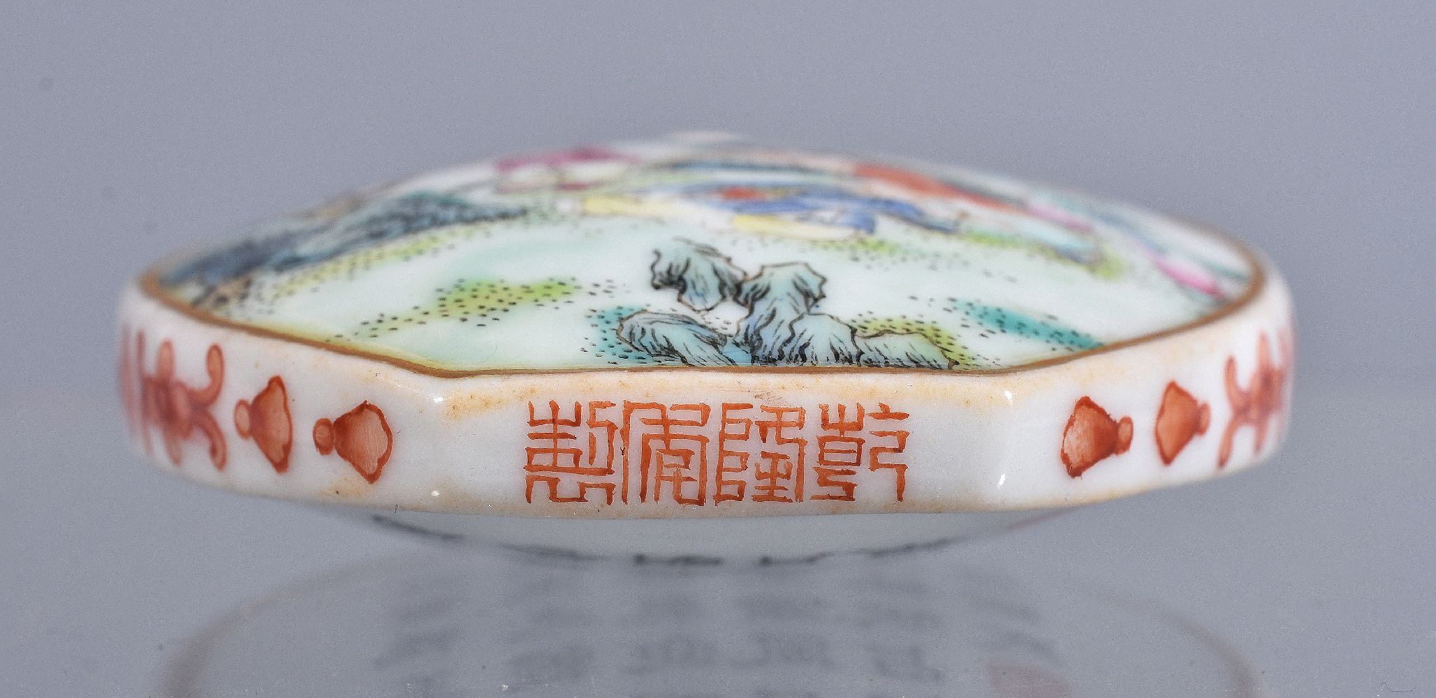 A Chinese famille-rose enamelled porcelain snuff bottle - Image 3 of 6