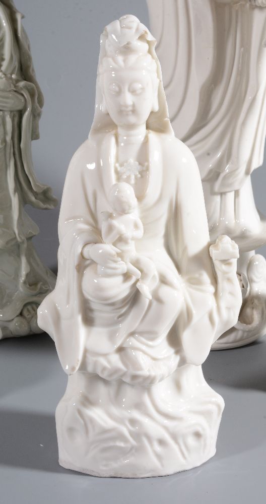 A Chinese Dehua figure of Guanyin and child - Image 3 of 4
