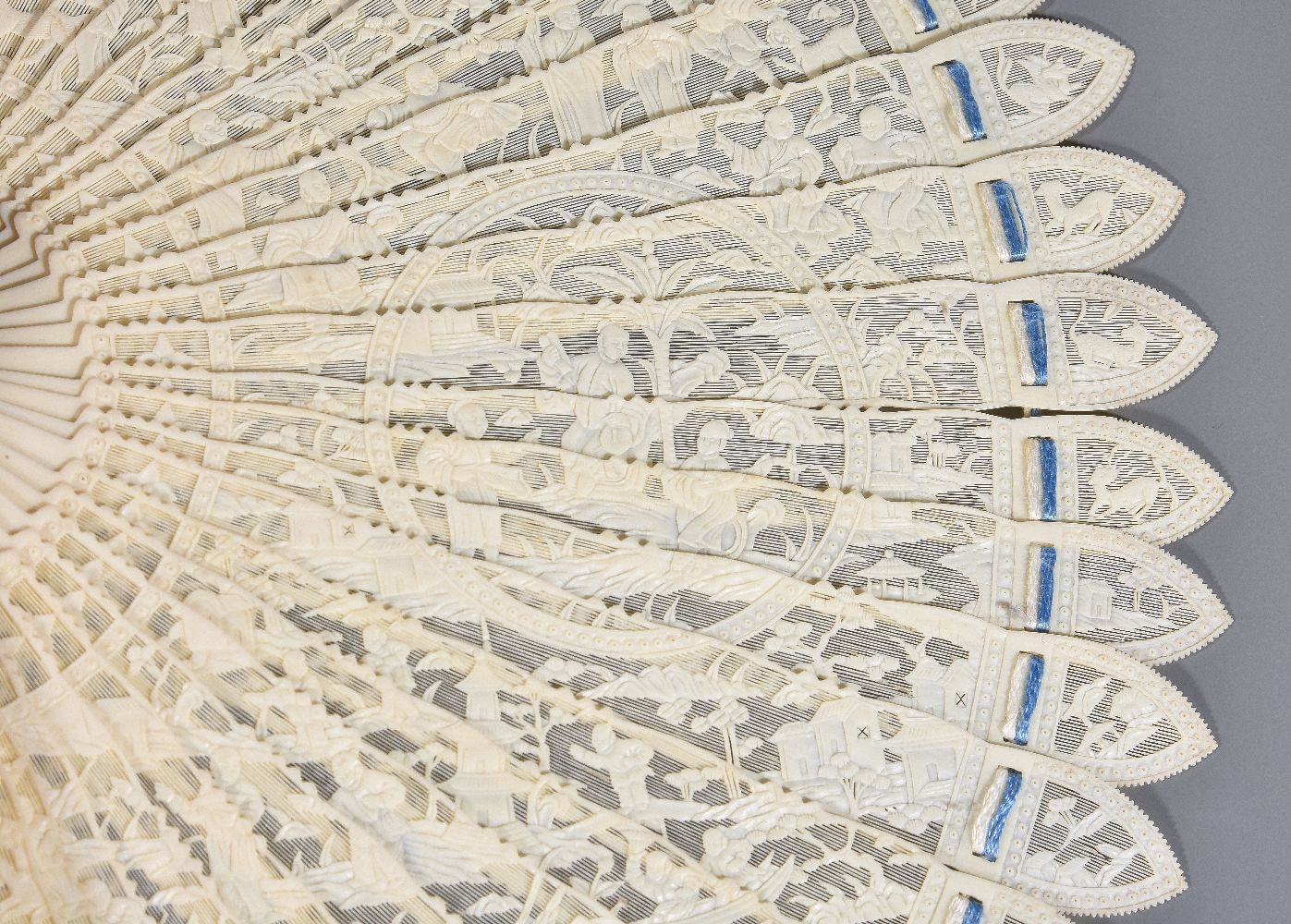 ϒ A good Chinese monogrammed ivory 'cockade' fan - Image 3 of 3