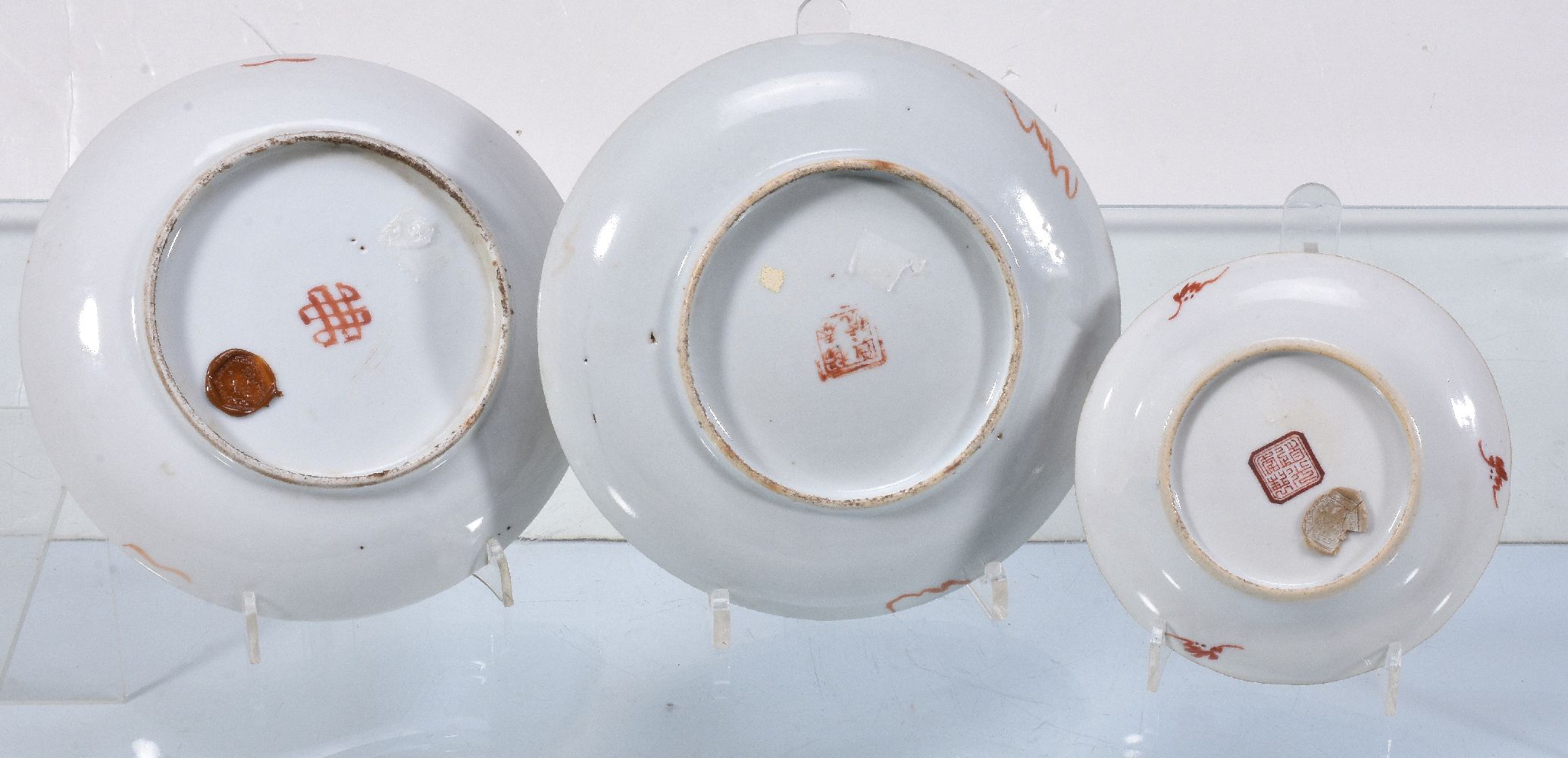 A pair of Chinese famille rose saucer dishes - Image 2 of 5