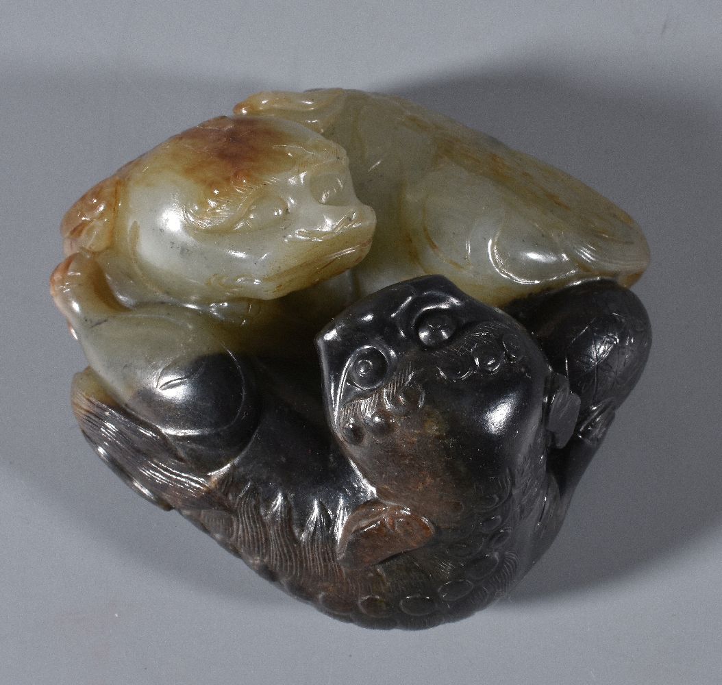 A Chinese celadon and black jade &#8216;twin Buddhist lions&#8217; group - Image 3 of 4