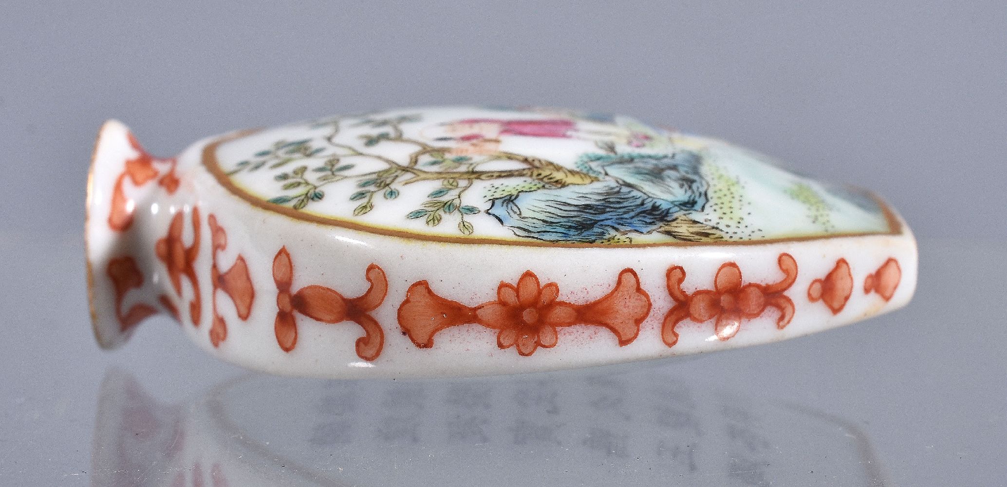 A Chinese famille-rose enamelled porcelain snuff bottle - Image 4 of 6