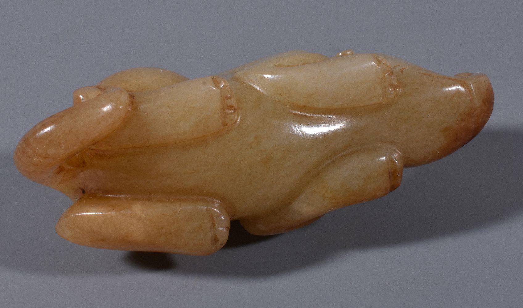 A Chinese celadon and russet jade animal carving - Image 4 of 4