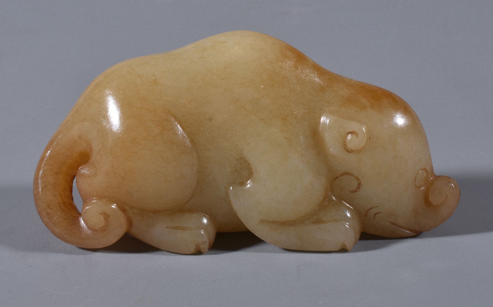 A Chinese celadon and russet jade animal carving - Image 3 of 4