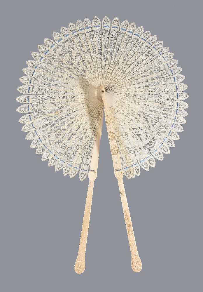 ϒ A good Chinese monogrammed ivory 'cockade' fan