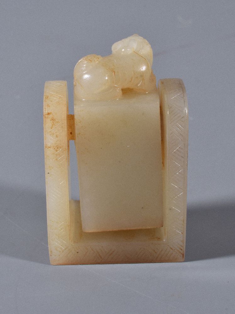 An usual Chinese white jade swivel seal - Image 3 of 5