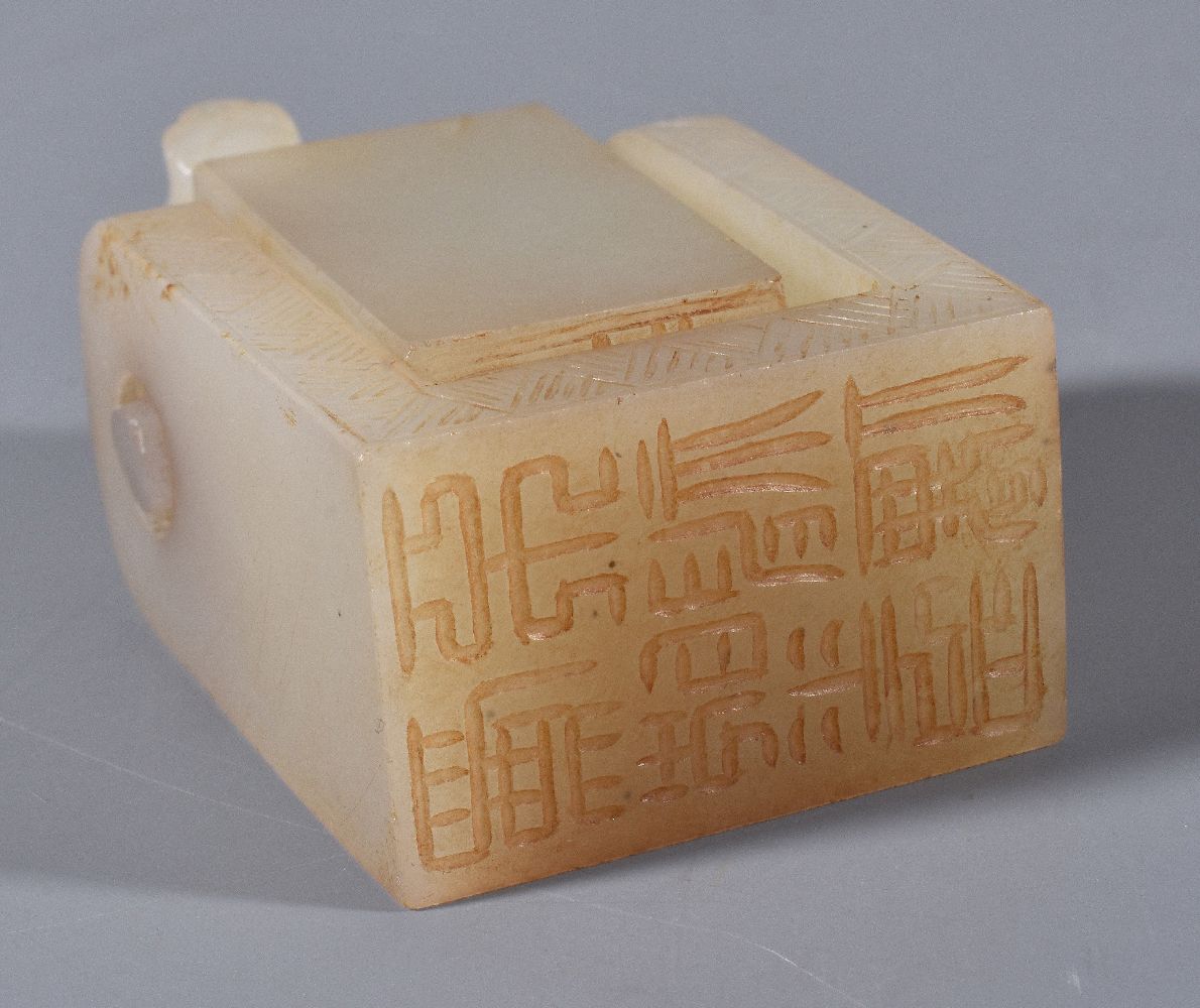 An usual Chinese white jade swivel seal - Image 5 of 5