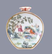 A Chinese famille-rose enamelled porcelain snuff bottle