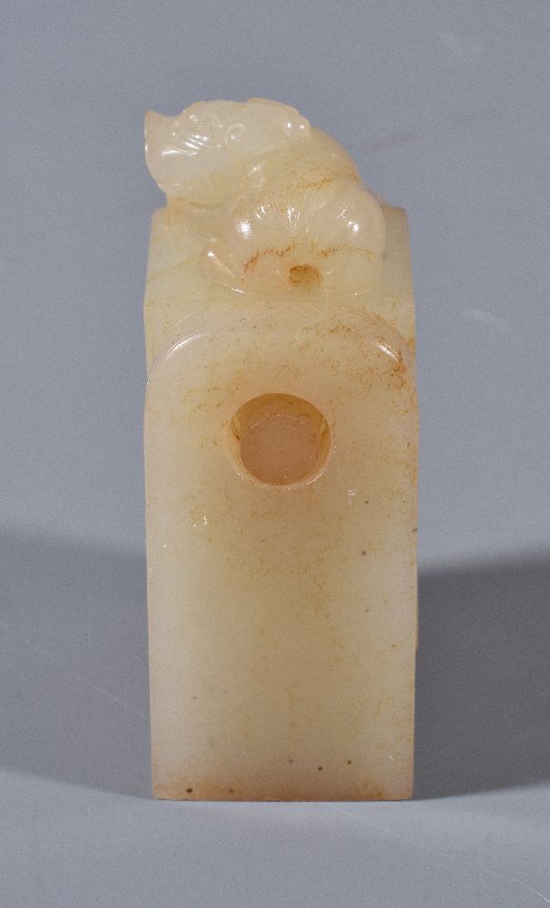 An usual Chinese white jade swivel seal - Image 4 of 5