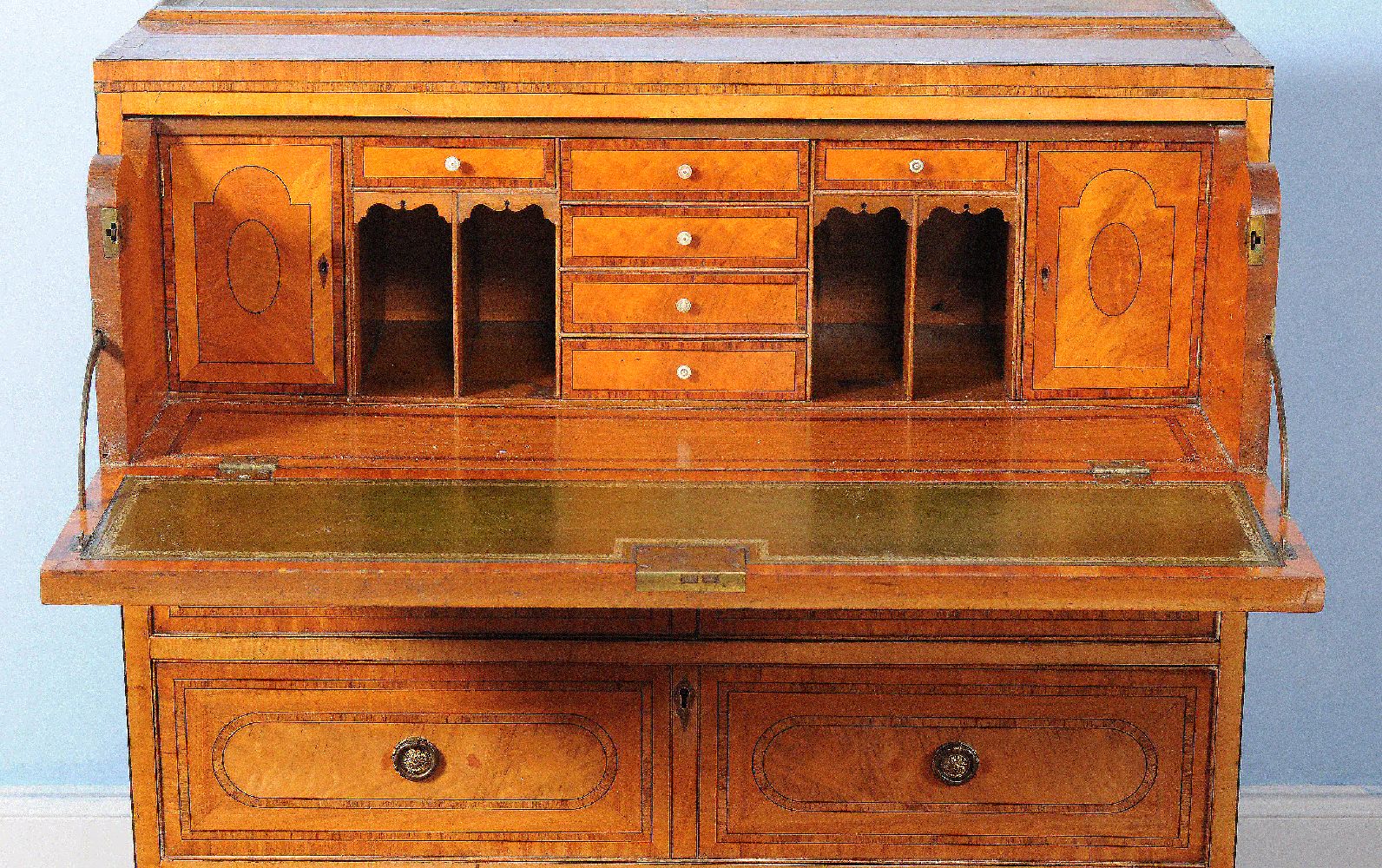 ϒ A Regency satinwood and kingwood crossbanded secretaire bookcase - Image 4 of 5