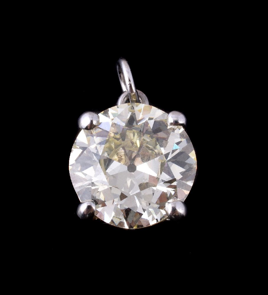 A brilliant cut diamond pendant