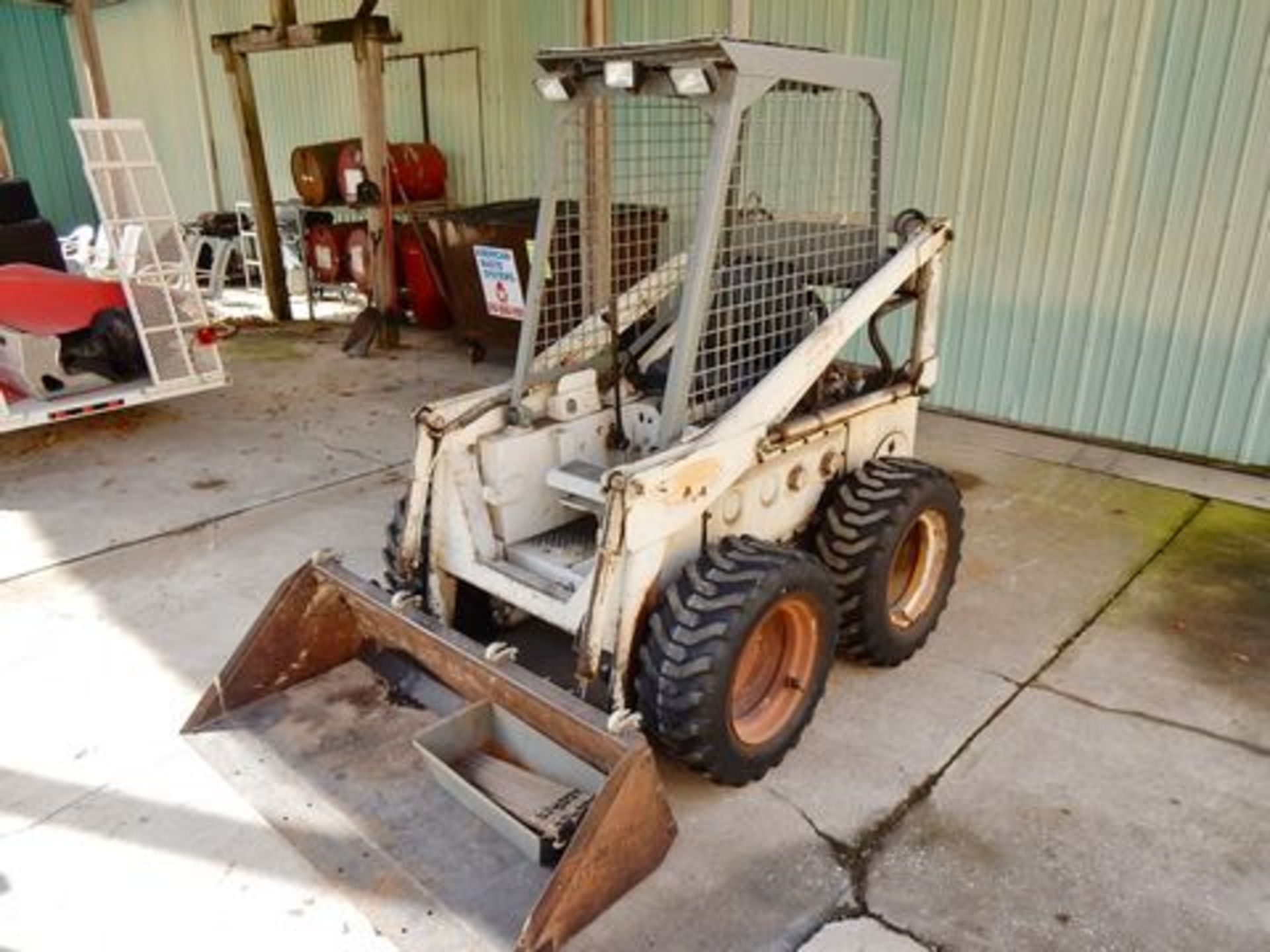 PROCEED OUTSIDE: MELROE/BOBCAT SKID STEER, M# 610, RUBBER TIRES, 60" BUCKET, GAS, OPEN CAB - Image 2 of 2