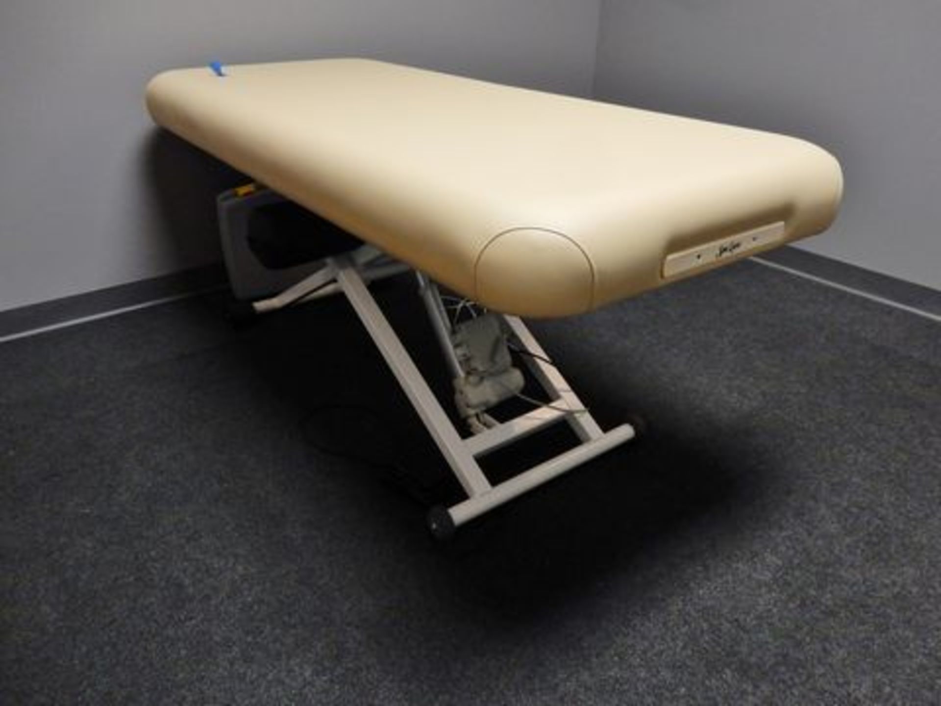 SPA LUXE ELECTRIC LIFT MASSAGE TABLE, M# S01670, S/N JWX1702026 11/39