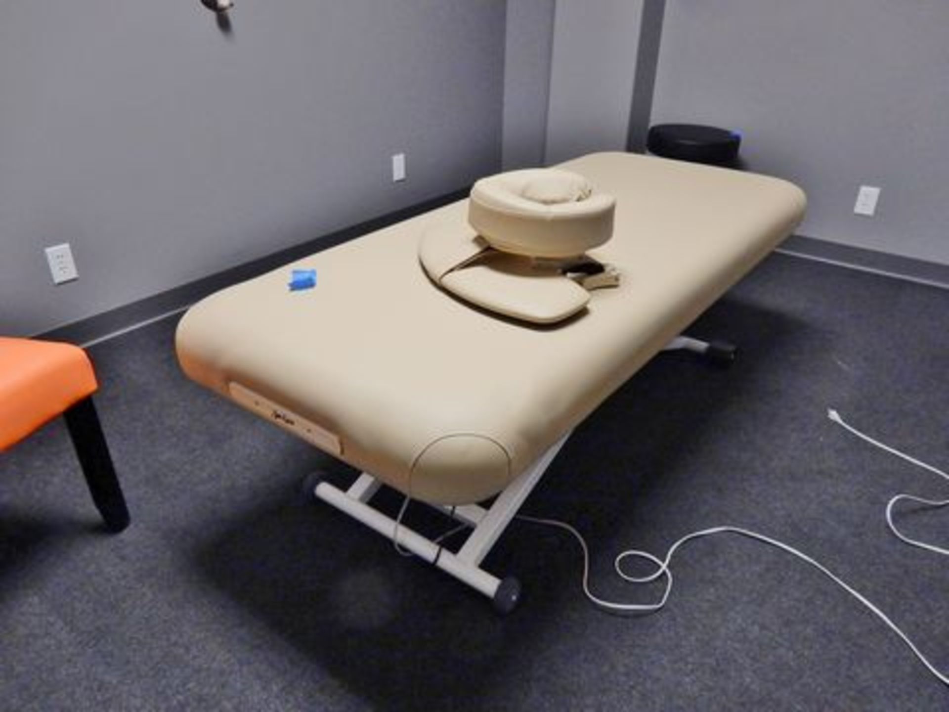 SPA LUXE ELECTRIC LIFT MASSAGE TABLE, M# S01670, S/N N/A