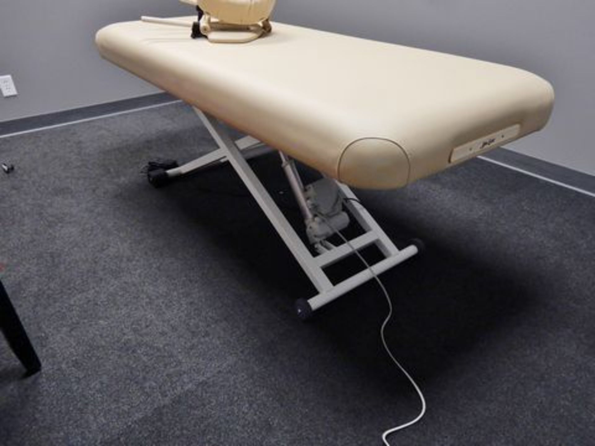 SPA LUXE ELECTRIC LIFT MASSAGE TABLE, M# S01670, S/N JWX1702026 13/39,