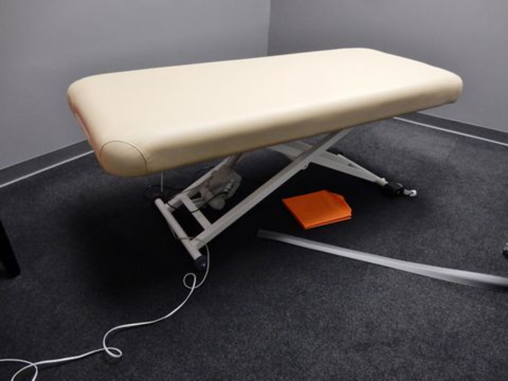 SPA LUXE ELECTRIC LIFT MASSAGE TABLE, M# S01670, S/N JWX1702026 33/39