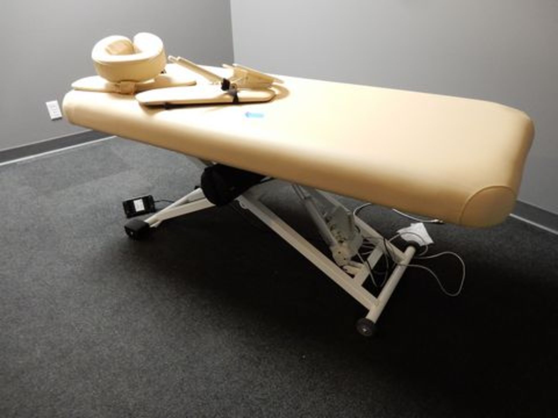 SPA LUXE ELECTRIC LIFT MASSAGE TABLE, M# S01670, S/N JWX1702026 18/39