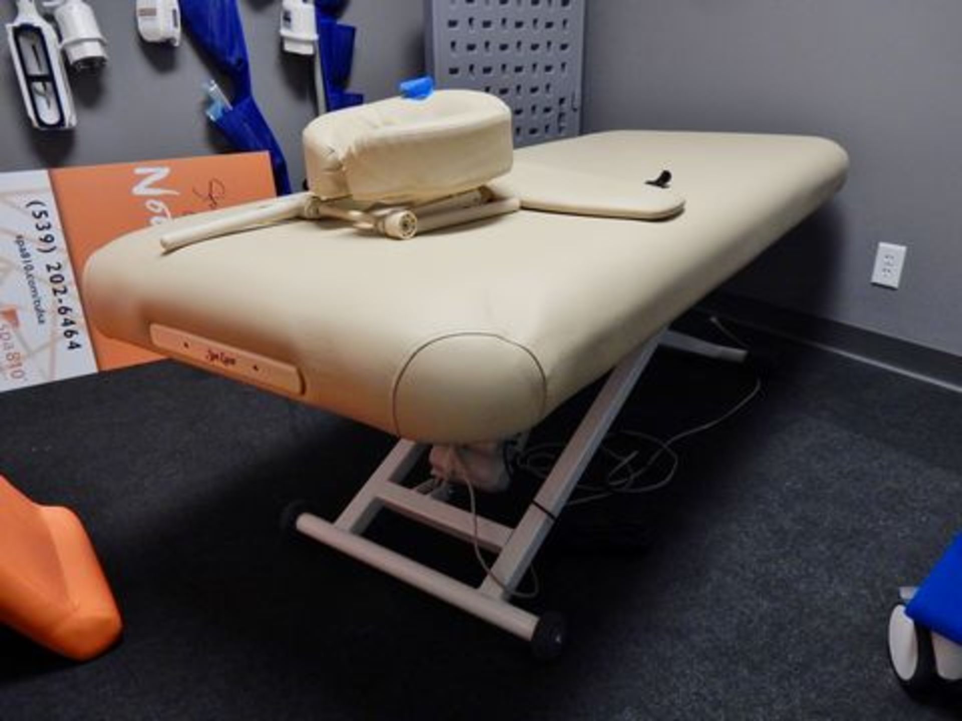 SPA LUXE ELECTRIC LIFT MASSAGE TABLE, M# S01670, S/N JWX1702026 12/39