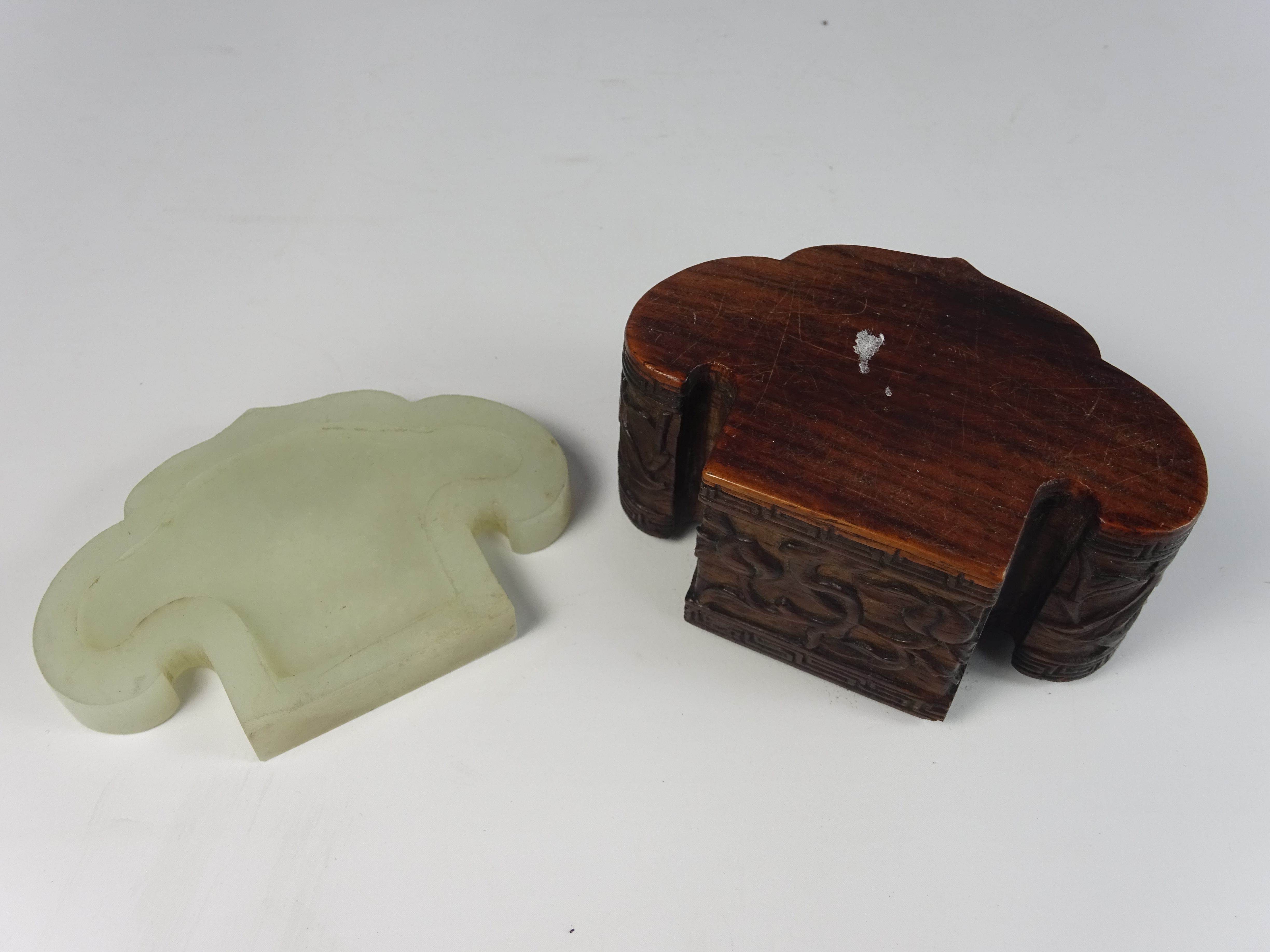 19th / 20th Century Chinese hardwood box with a pale celadon jade Ruyi-form cover carved with a - Image 4 of 5