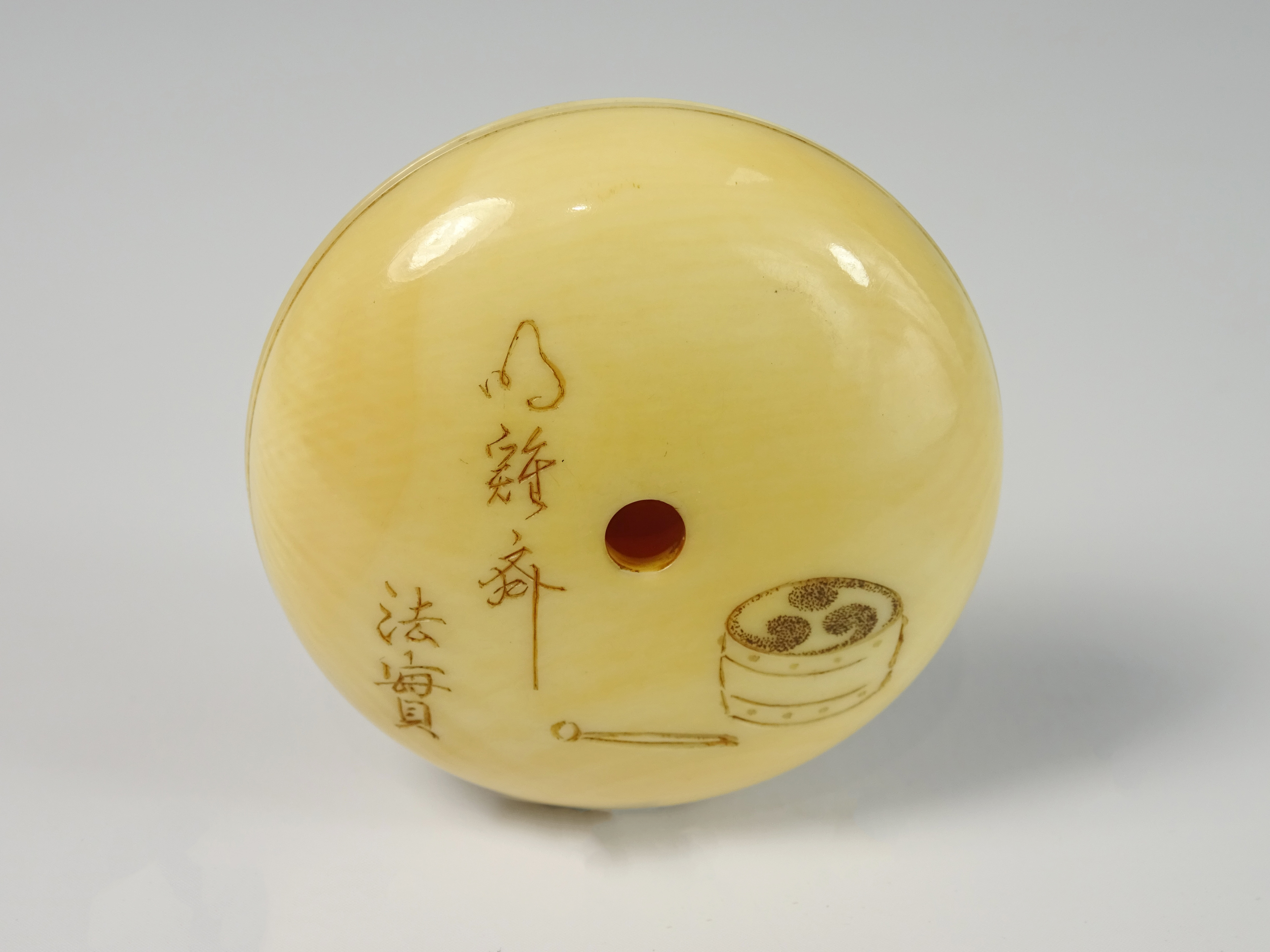 19th Century Japanese Manju ivory Netsuke carved with a figure and with signature to the reverse - Image 2 of 3