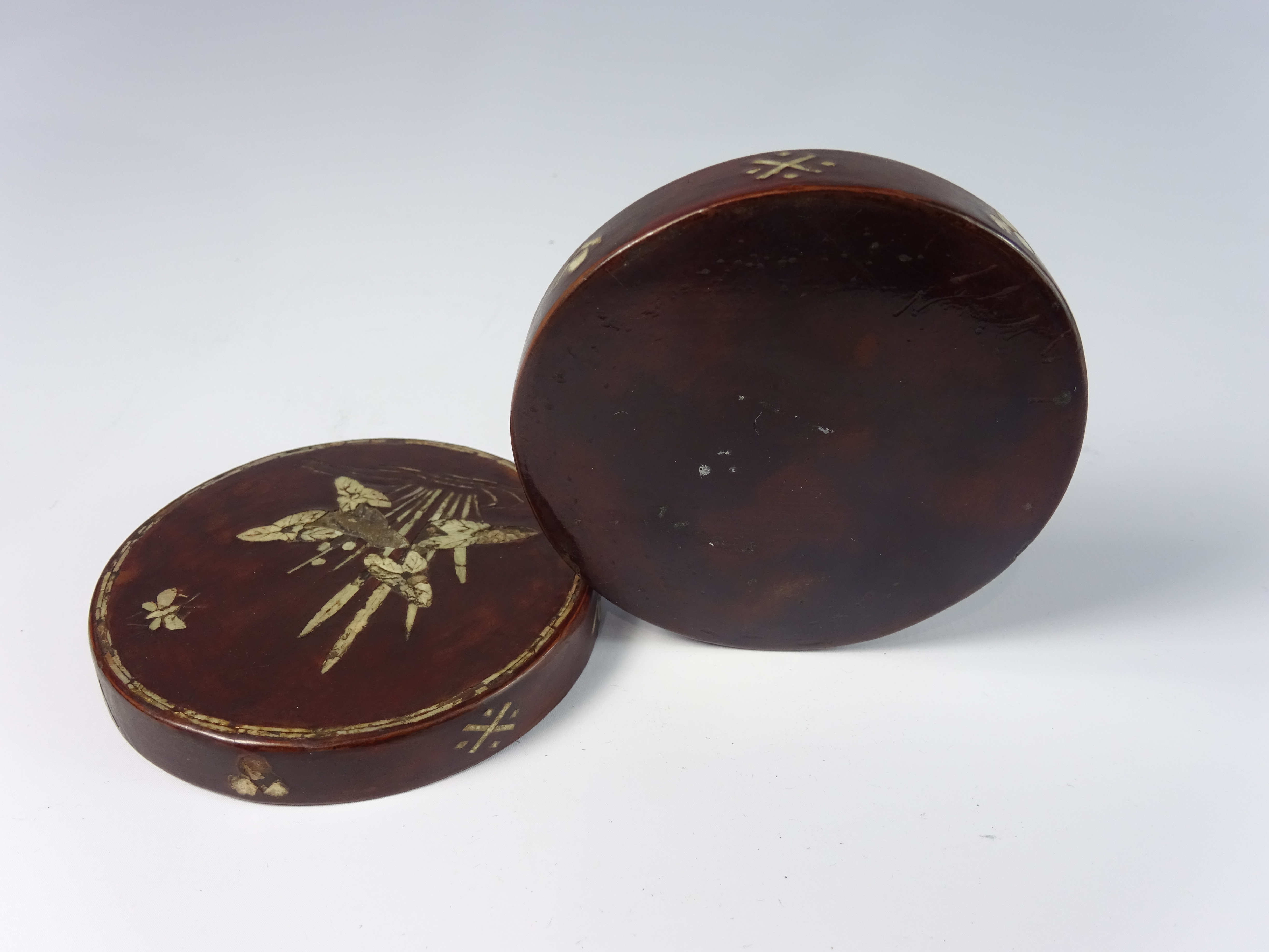 18th Century Japanese tortoiseshell circular box and cover inlaid with mother of pearl bullrushes - Image 4 of 4