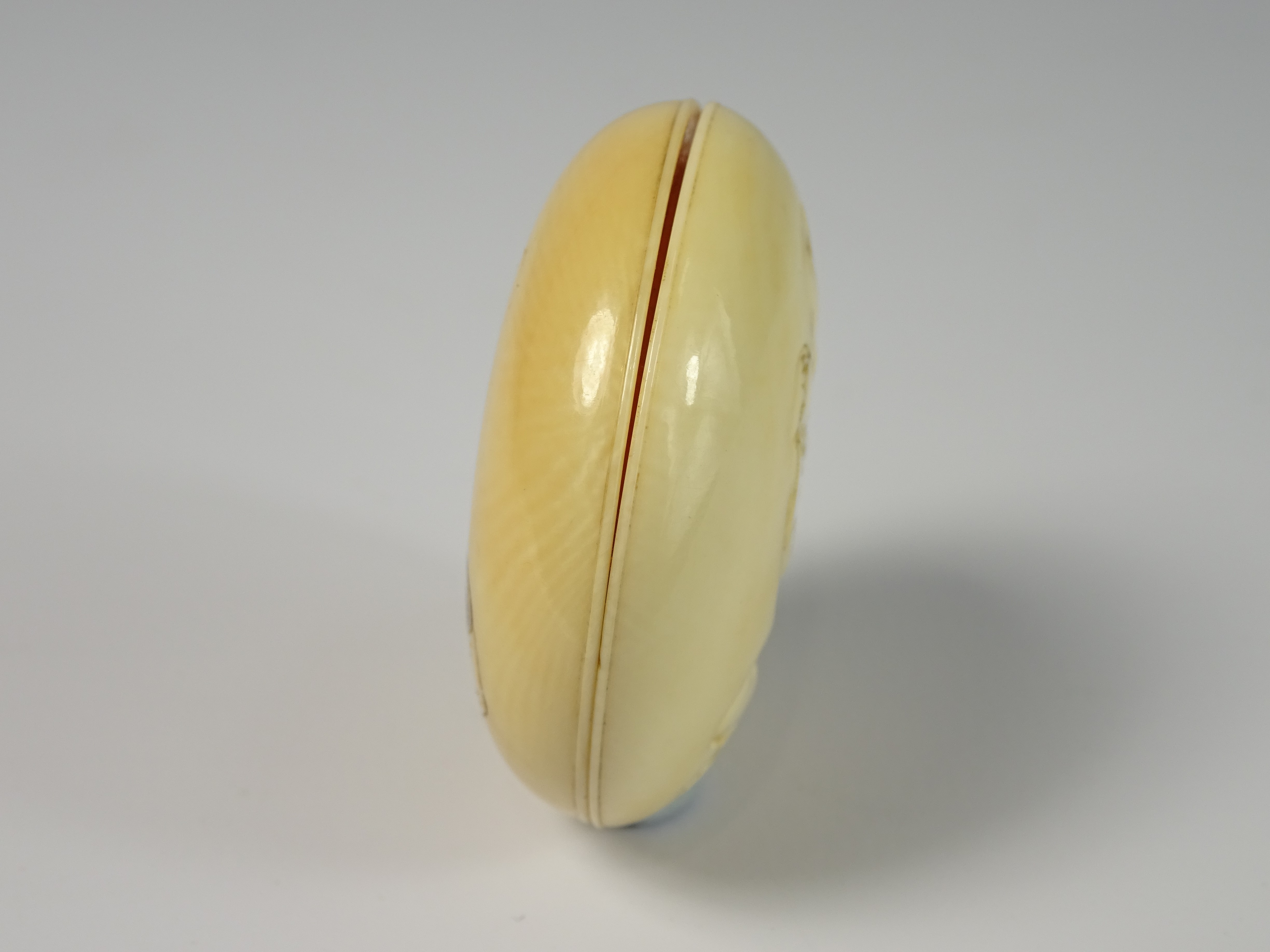 19th Century Japanese Manju ivory Netsuke carved with a figure and with signature to the reverse - Image 3 of 3