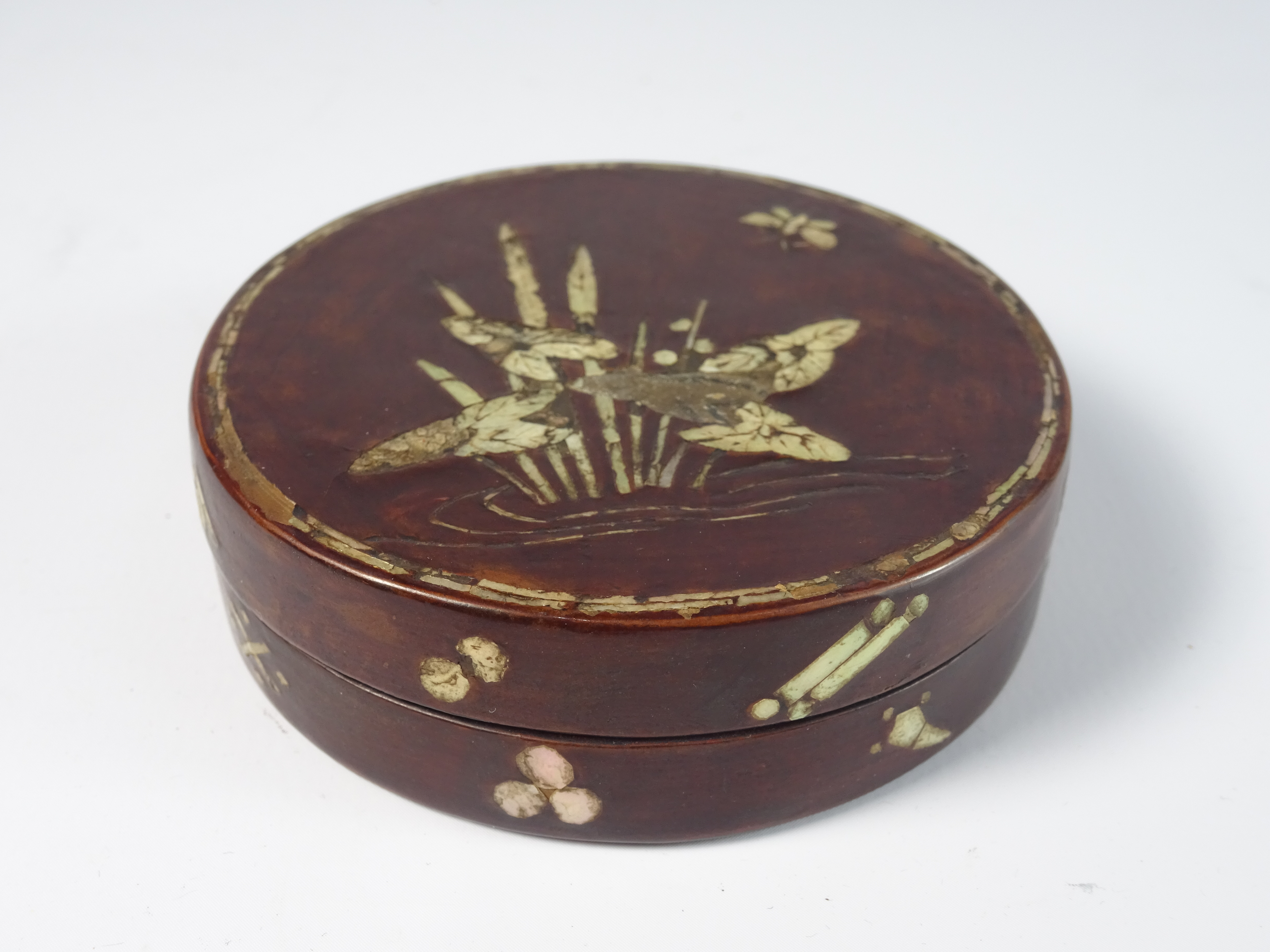 18th Century Japanese tortoiseshell circular box and cover inlaid with mother of pearl bullrushes - Image 2 of 4