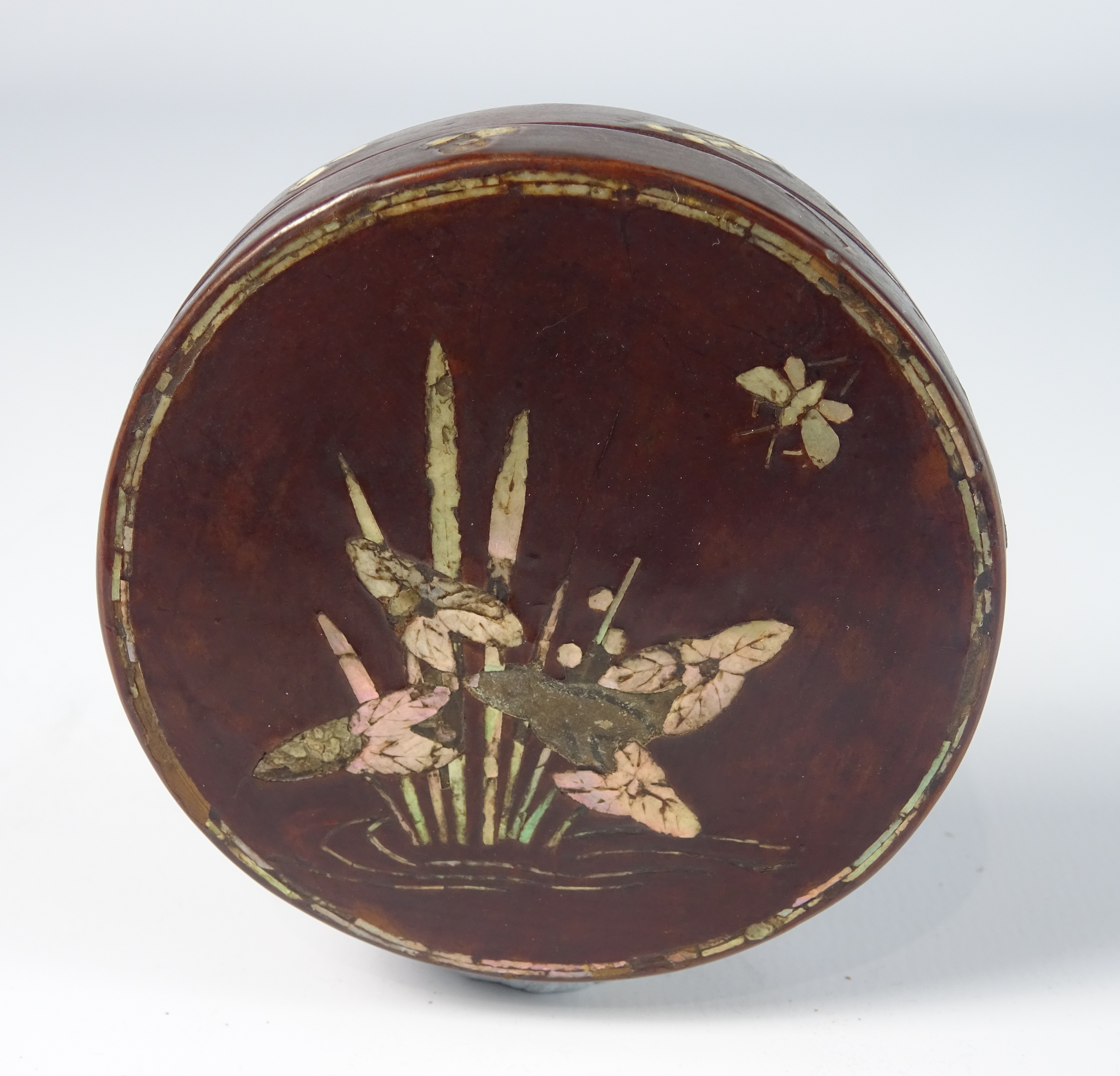 18th Century Japanese tortoiseshell circular box and cover inlaid with mother of pearl bullrushes