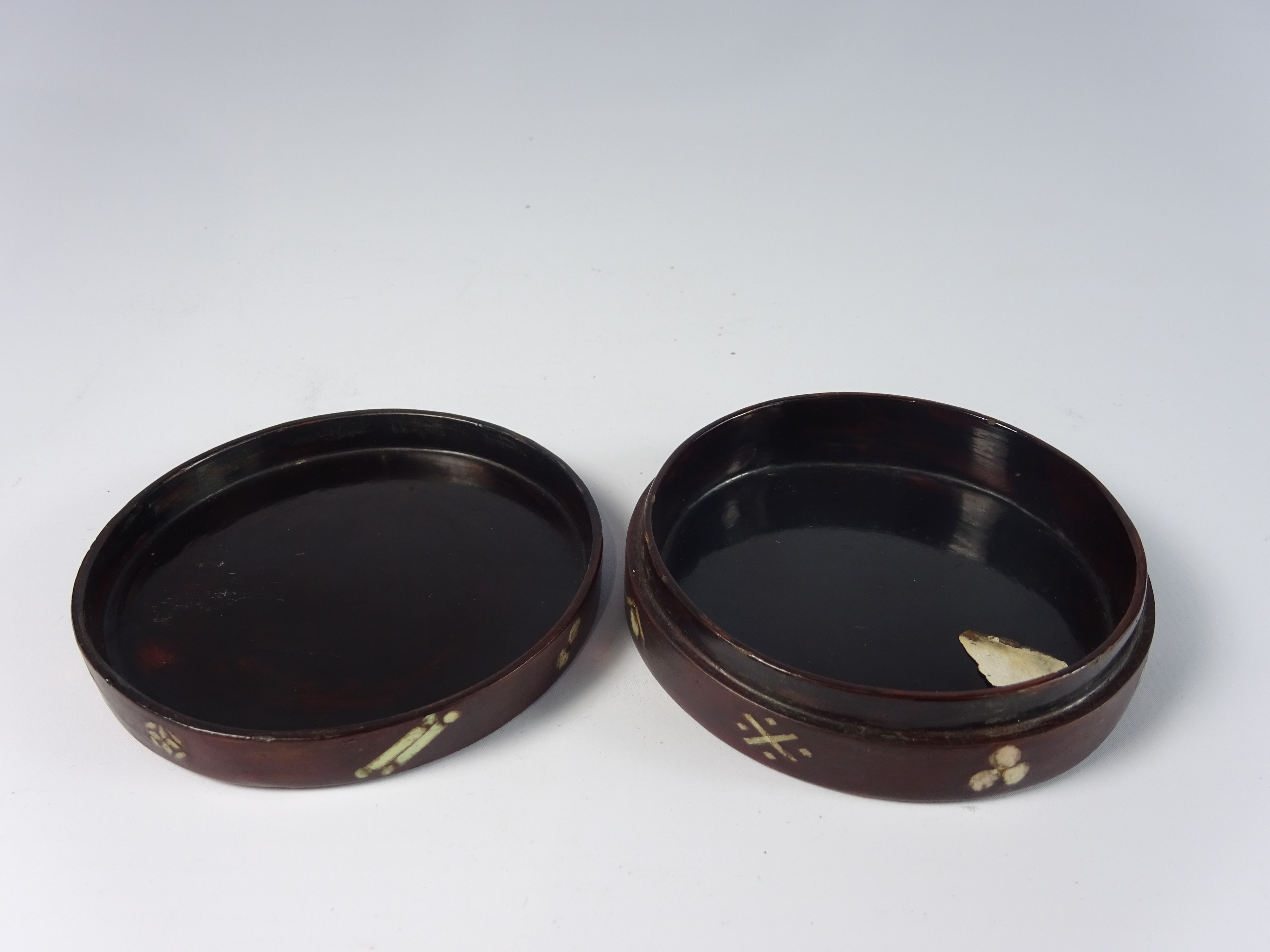 18th Century Japanese tortoiseshell circular box and cover inlaid with mother of pearl bullrushes - Image 3 of 4