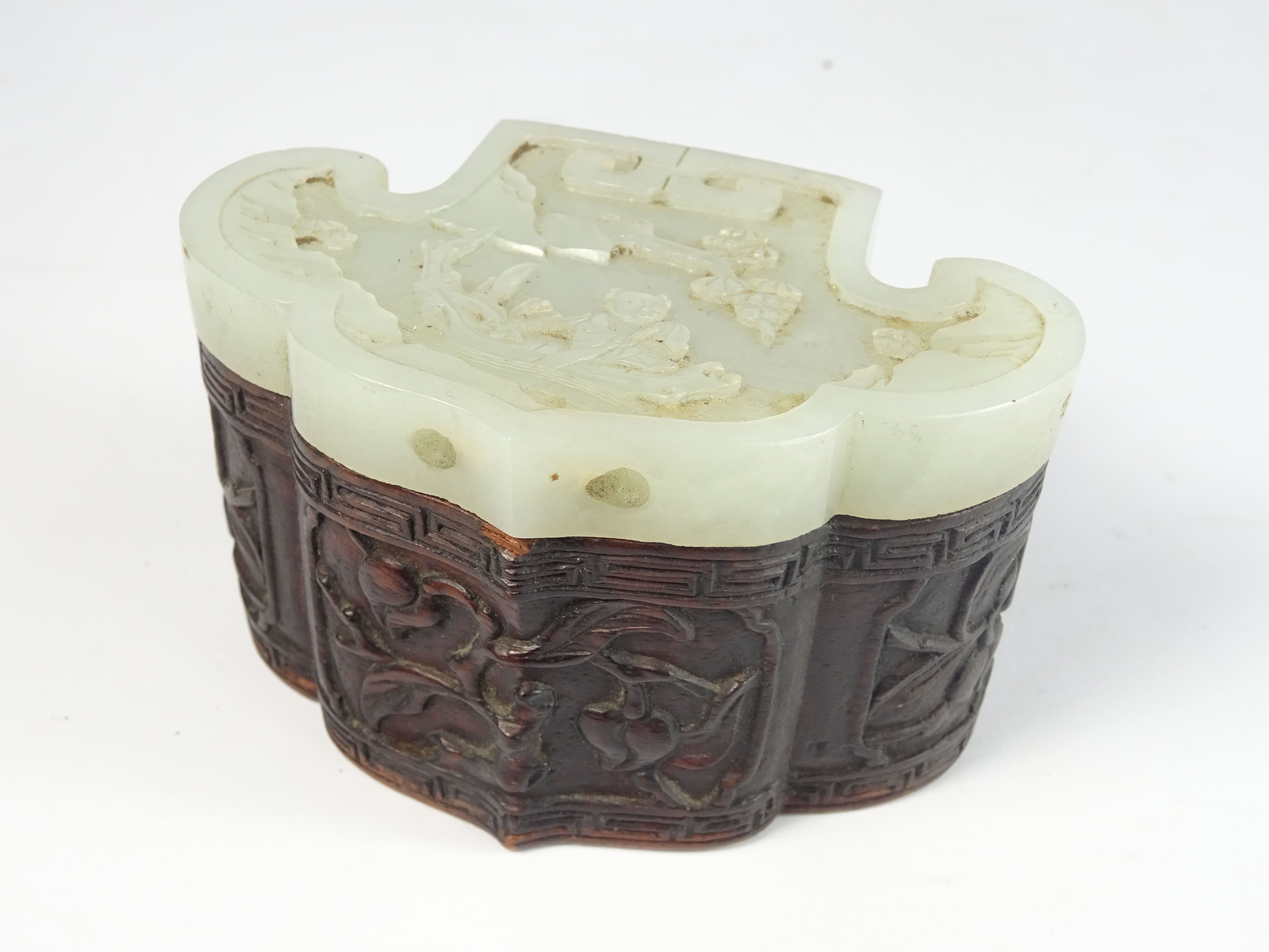 19th / 20th Century Chinese hardwood box with a pale celadon jade Ruyi-form cover carved with a - Image 5 of 5