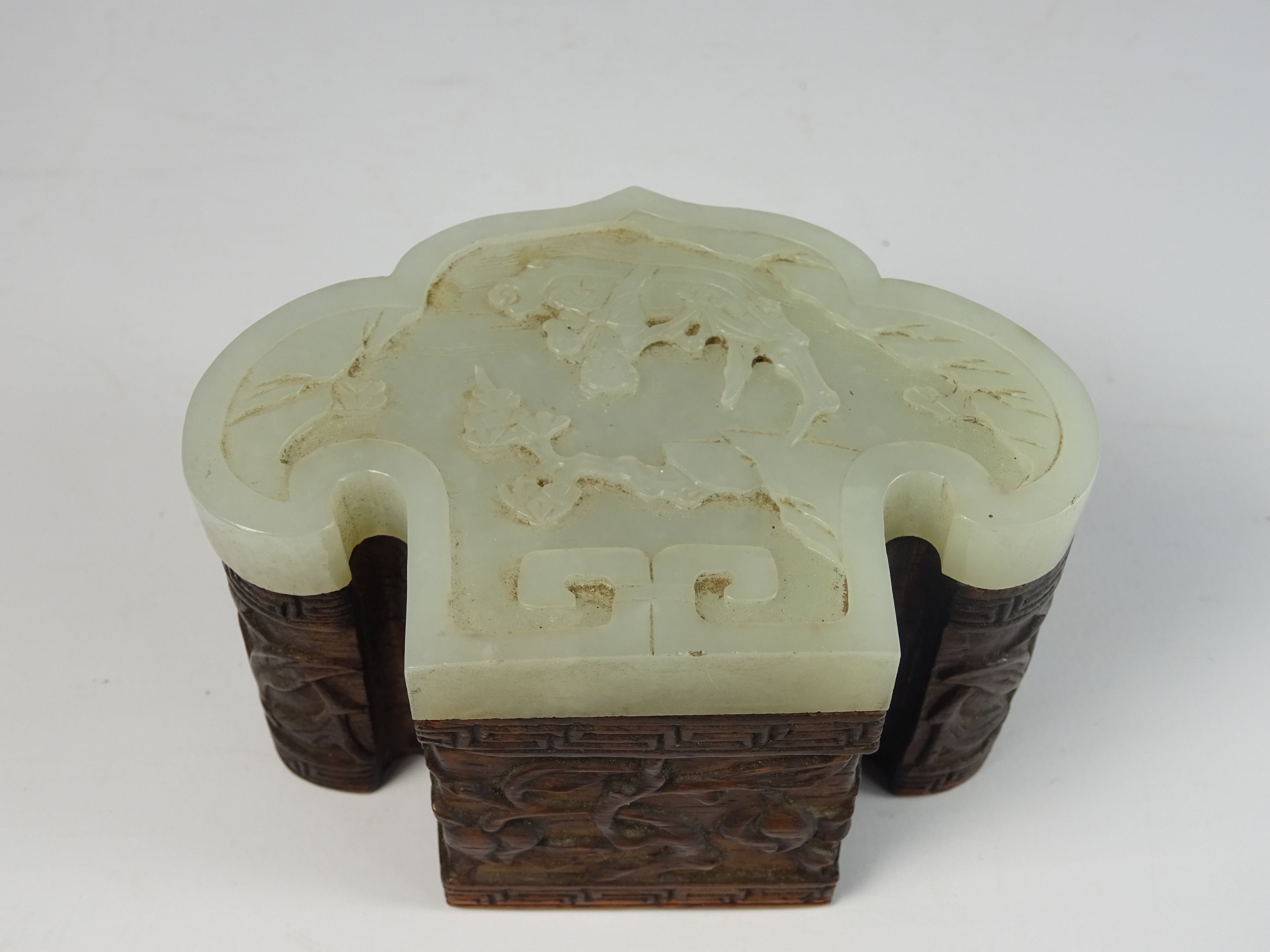 19th / 20th Century Chinese hardwood box with a pale celadon jade Ruyi-form cover carved with a - Image 2 of 5