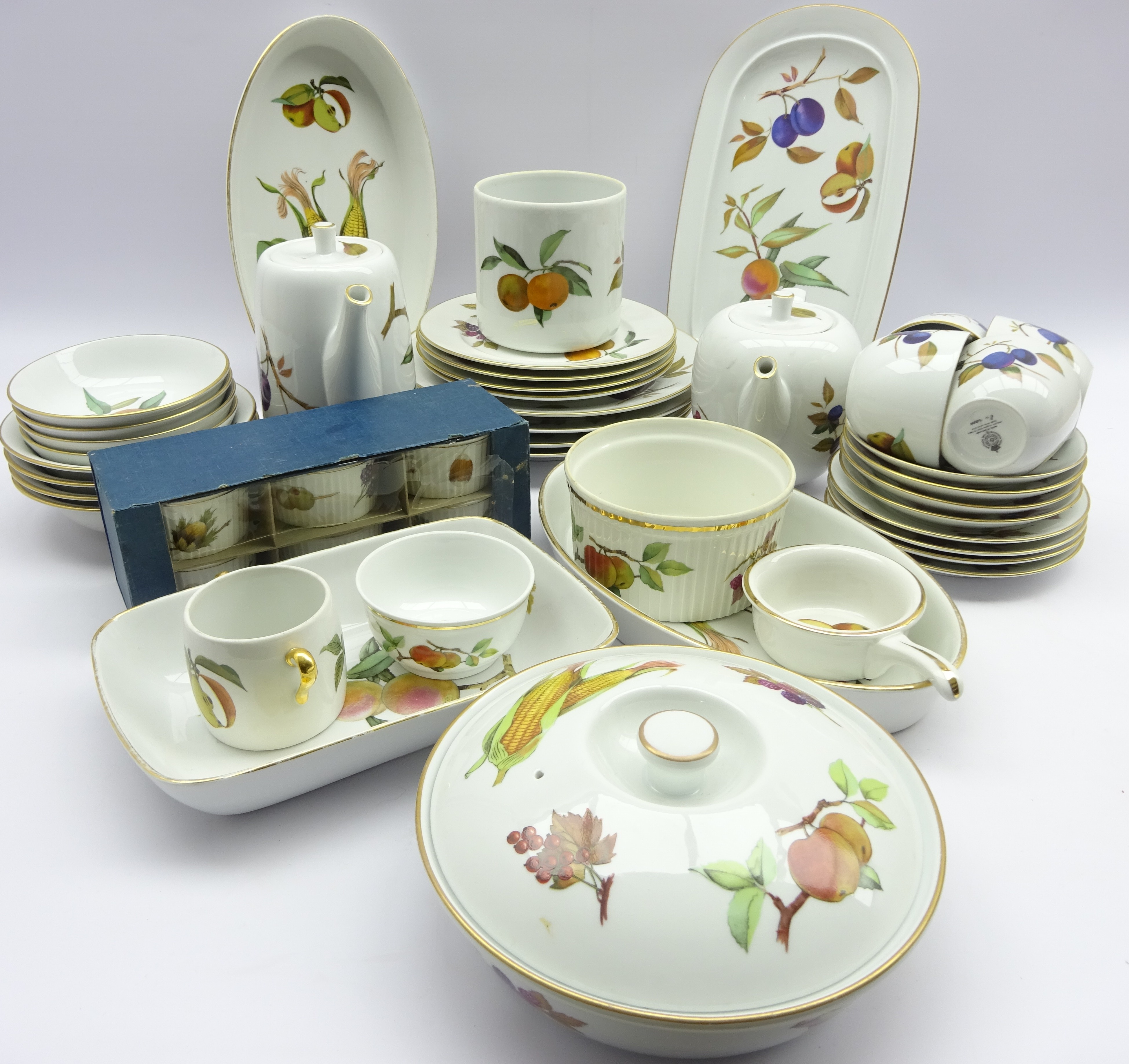 Royal Worcester 'Evesham' tea and dinner service,