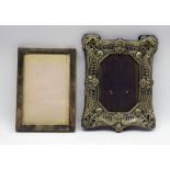 Silver upright table photograph frame with pierced and mask decoration H 20cm, London 1899,