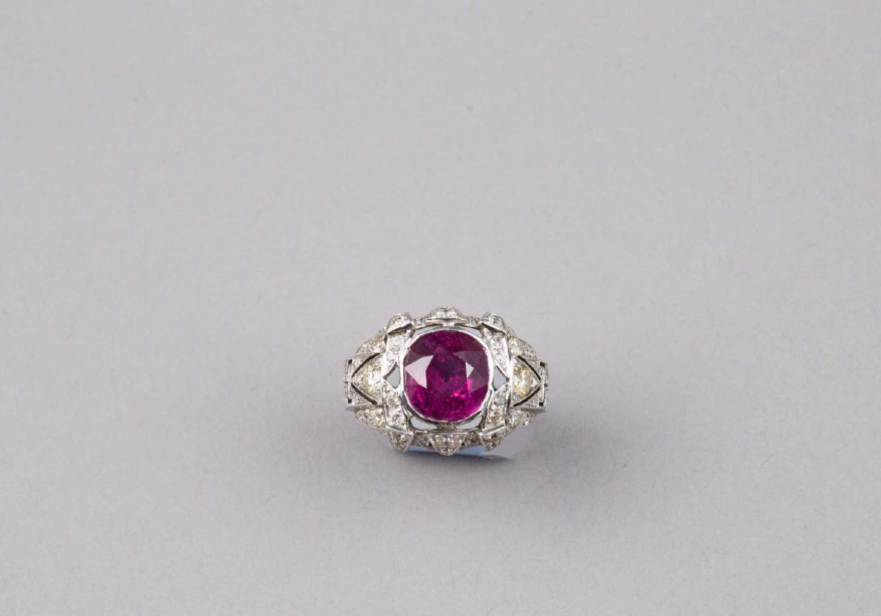 A 18K White Gold Diamond Natural Ruby Ring
