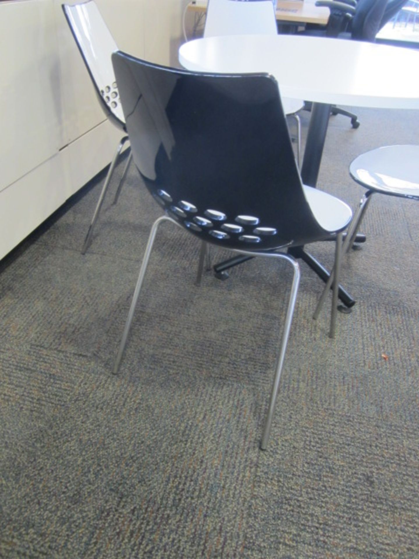 4 x plastic Black/White canteen chairs and white melamine top circular canteen table, 900mm dia. - Image 3 of 3