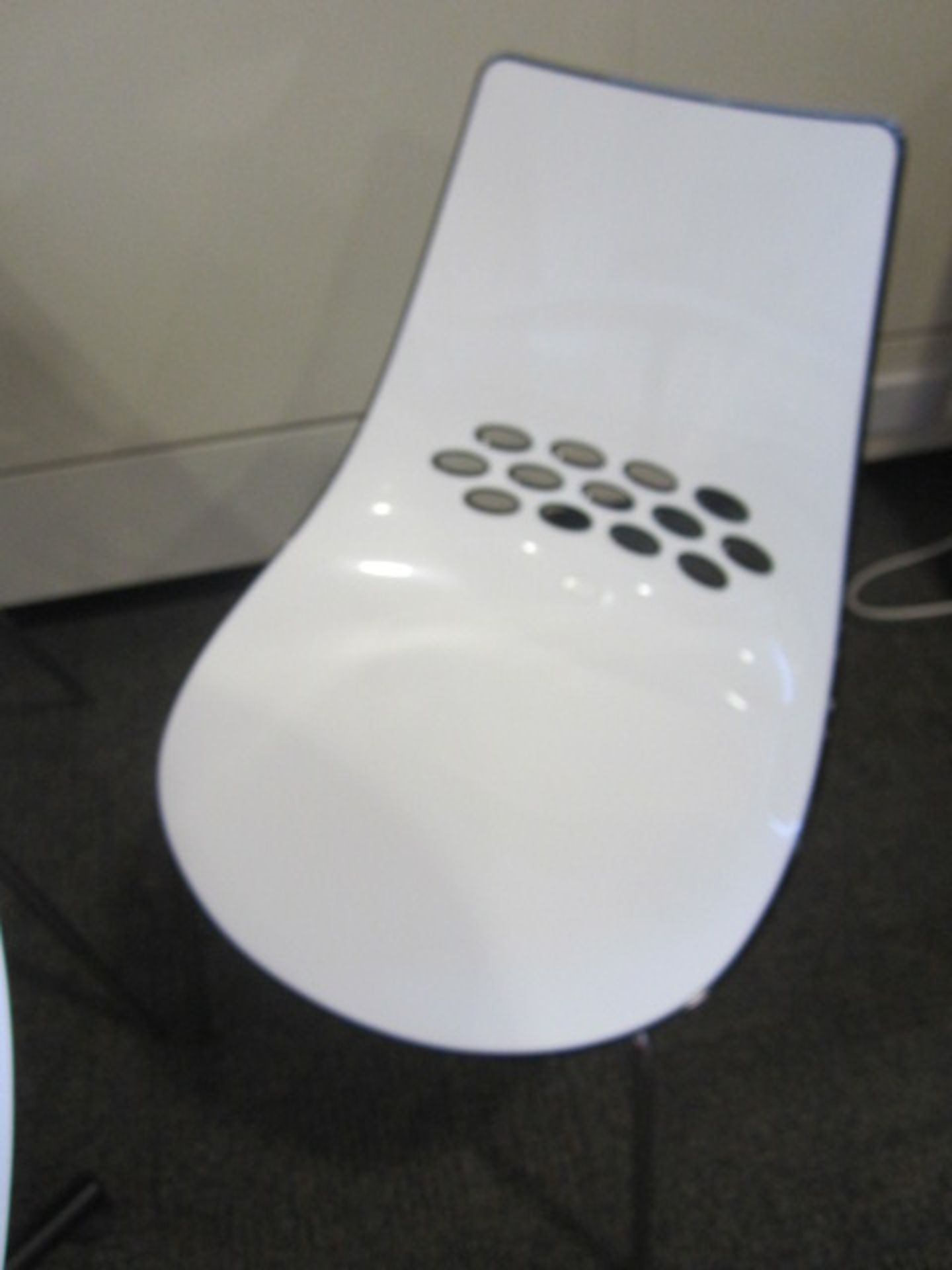 4 x plastic Black/White canteen chairs and white melamine top circular canteen table, 900mm dia. - Image 2 of 3