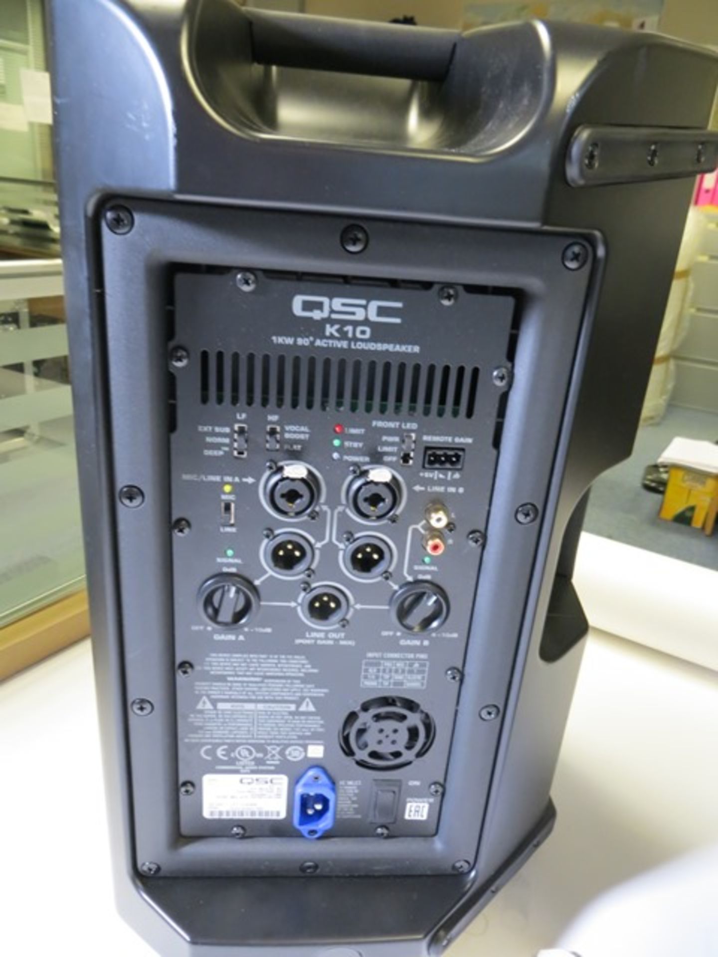 Pair of QSC K10 Active 1000W 2 Way 10" ABS DSP Speakers s/n GAH530190 & GAH530195 c/w K10 Tote - Image 2 of 3