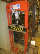 Sealey WK30 30 Ton Manual Hydraulic Floor Standing PressLot located at: Unit 2 Stonestile Business