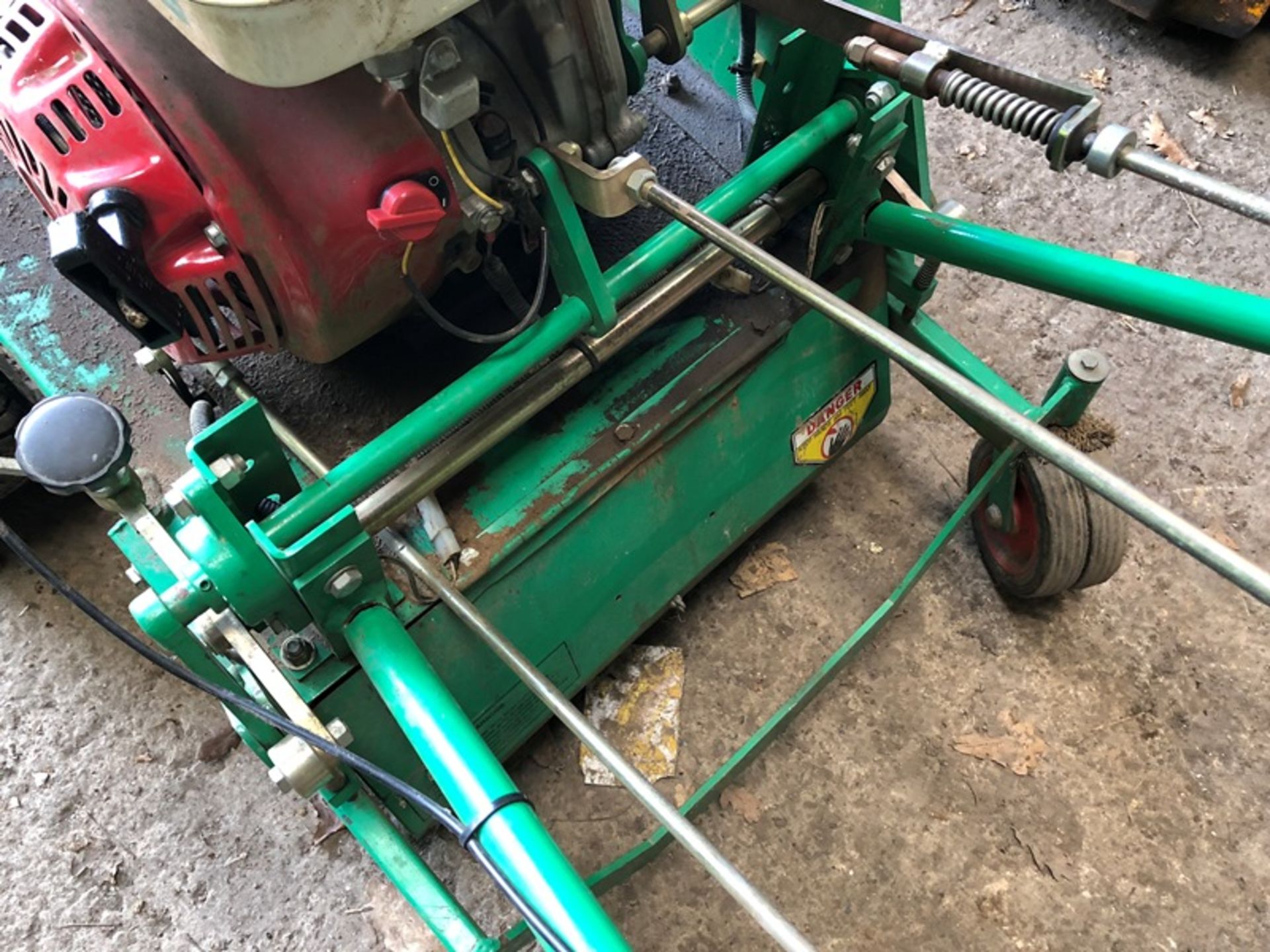 Graden Scarifier lawn aerator with Honda GX340 11.00 hp petrol engine (broken arms for spares or - Image 4 of 5