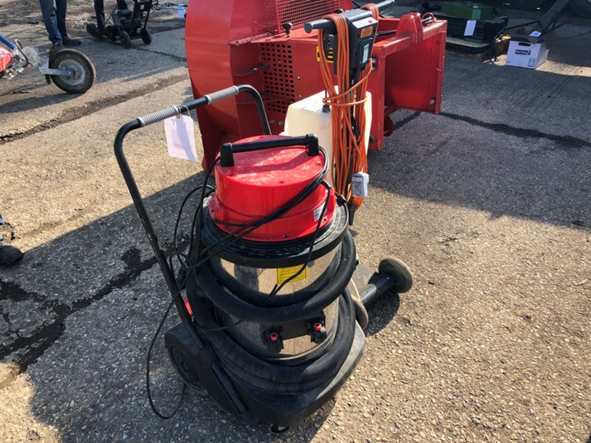 Sotec 640 vacuum and Lever Industrial TASKI ranger 200 floor polisher - Image 2 of 3