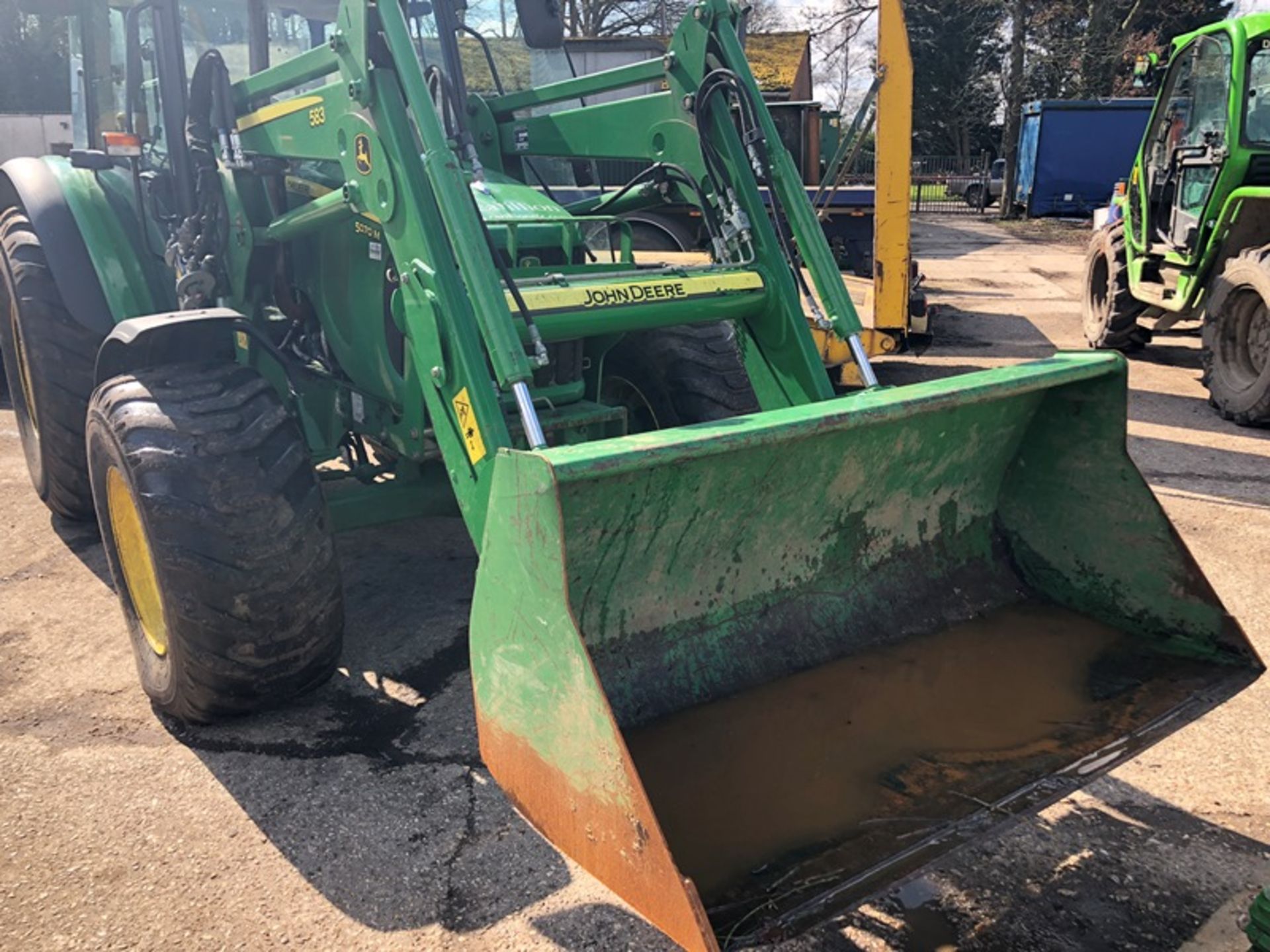 John Deere 5070M four wheel drive tractor on grassland tyres with John Deere 583 loader and - Image 4 of 9